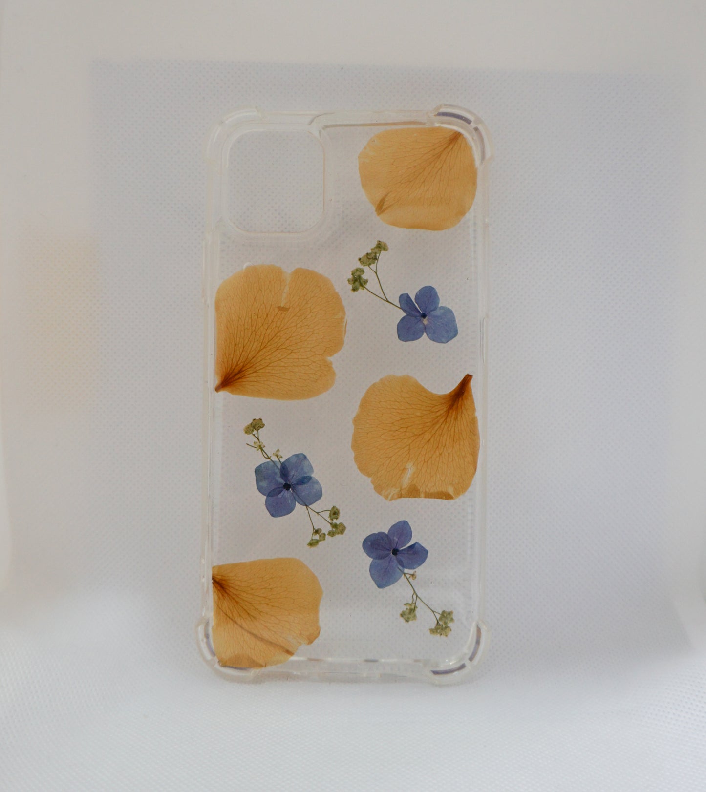 iPhone 11 Pro Max Hortensias y pétalos de rosa amarillos
