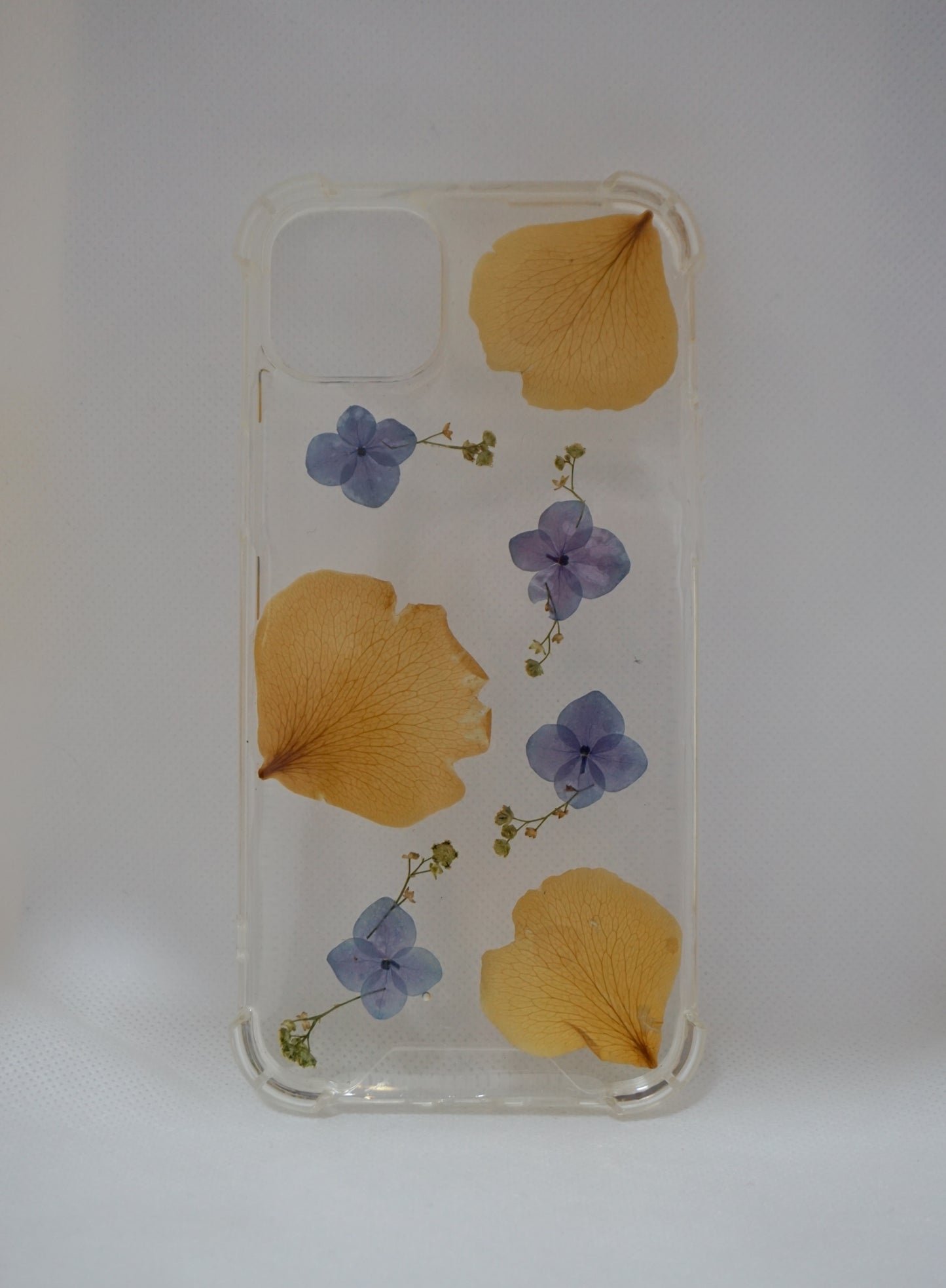 iPhone 15/14 Plus Hortensias y pétalos de rosa amarillos