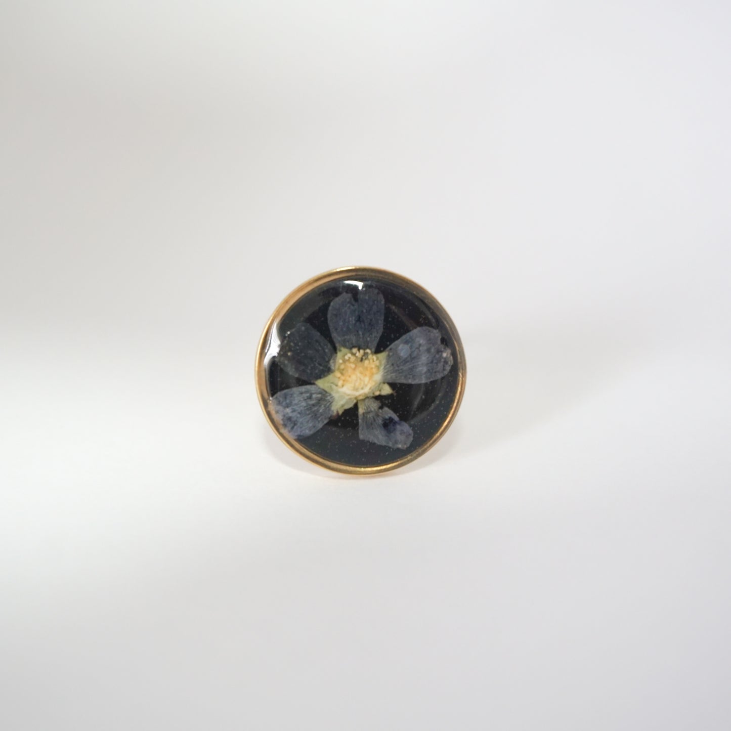 Anillo ajustable malva cimarrona fondo negro