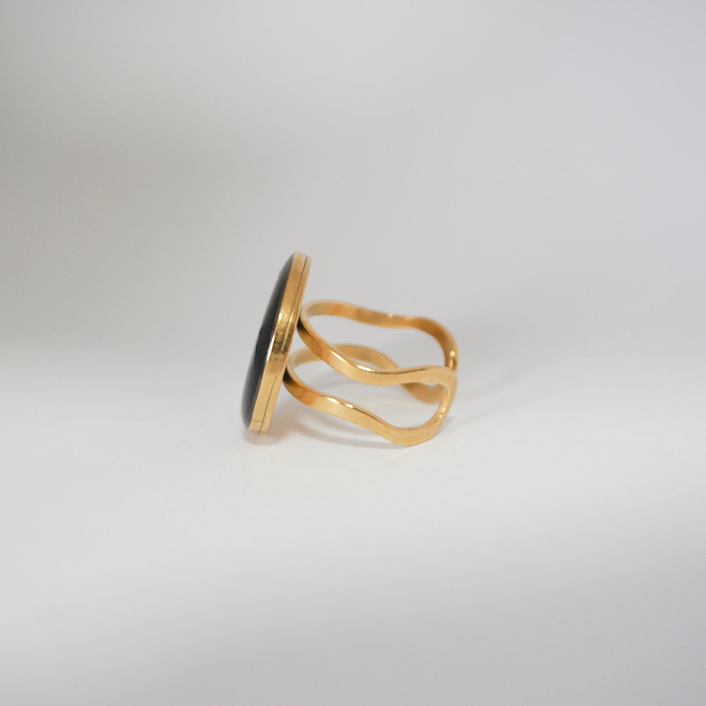 Anillo ajustable malva cimarrona fondo negro