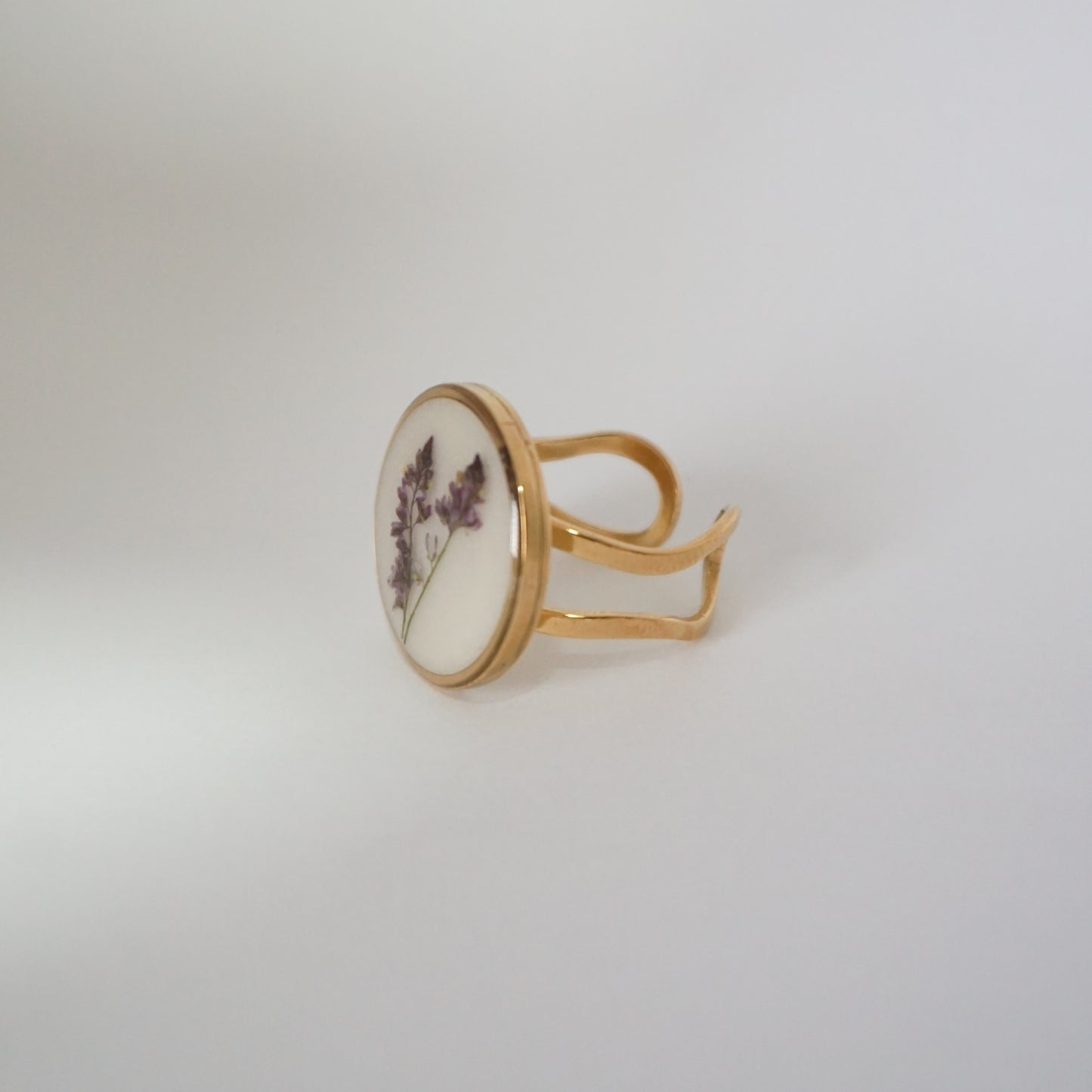 Anillo ajustable flor silvestre fondo blanco