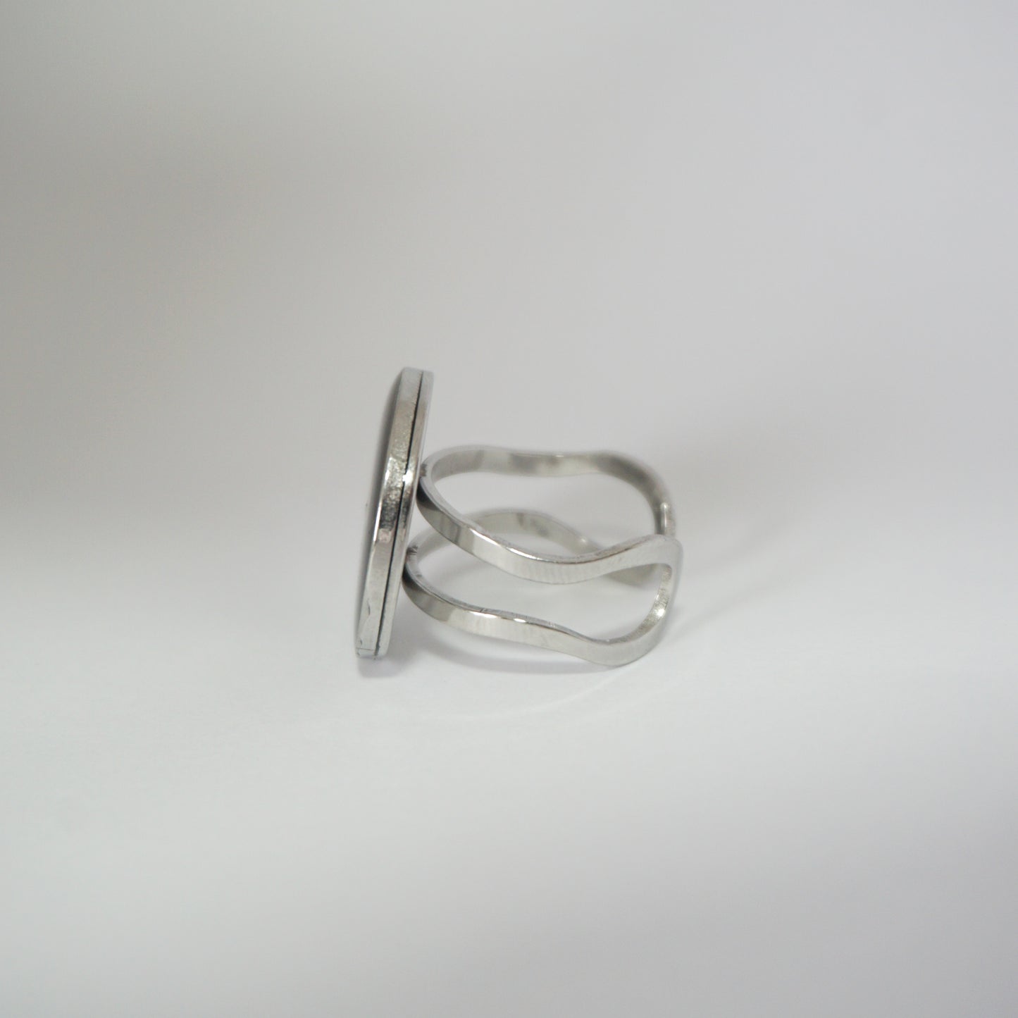 Anillo ajustable flor del cilantro fondo negro