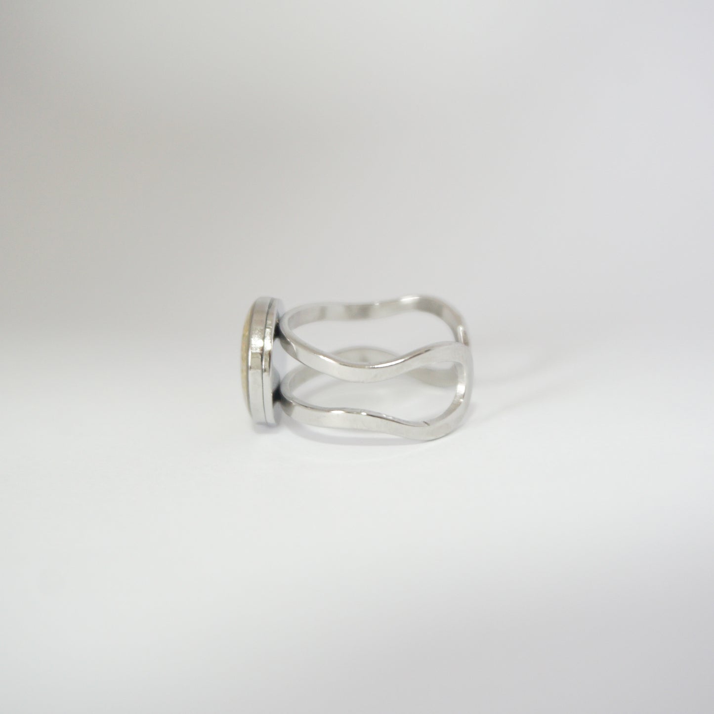 Anillo ajustable encaje fondo blanco