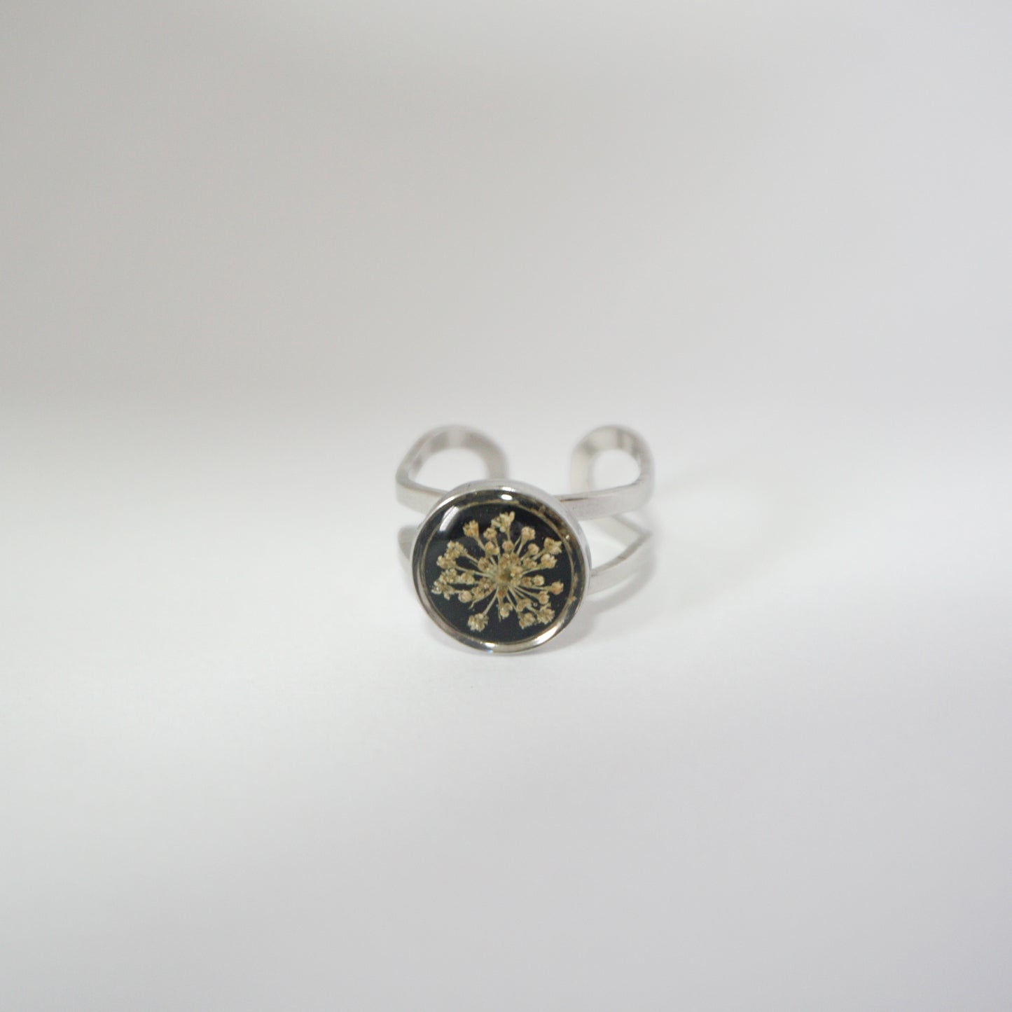 Anillo ajustable encaje fondo negro