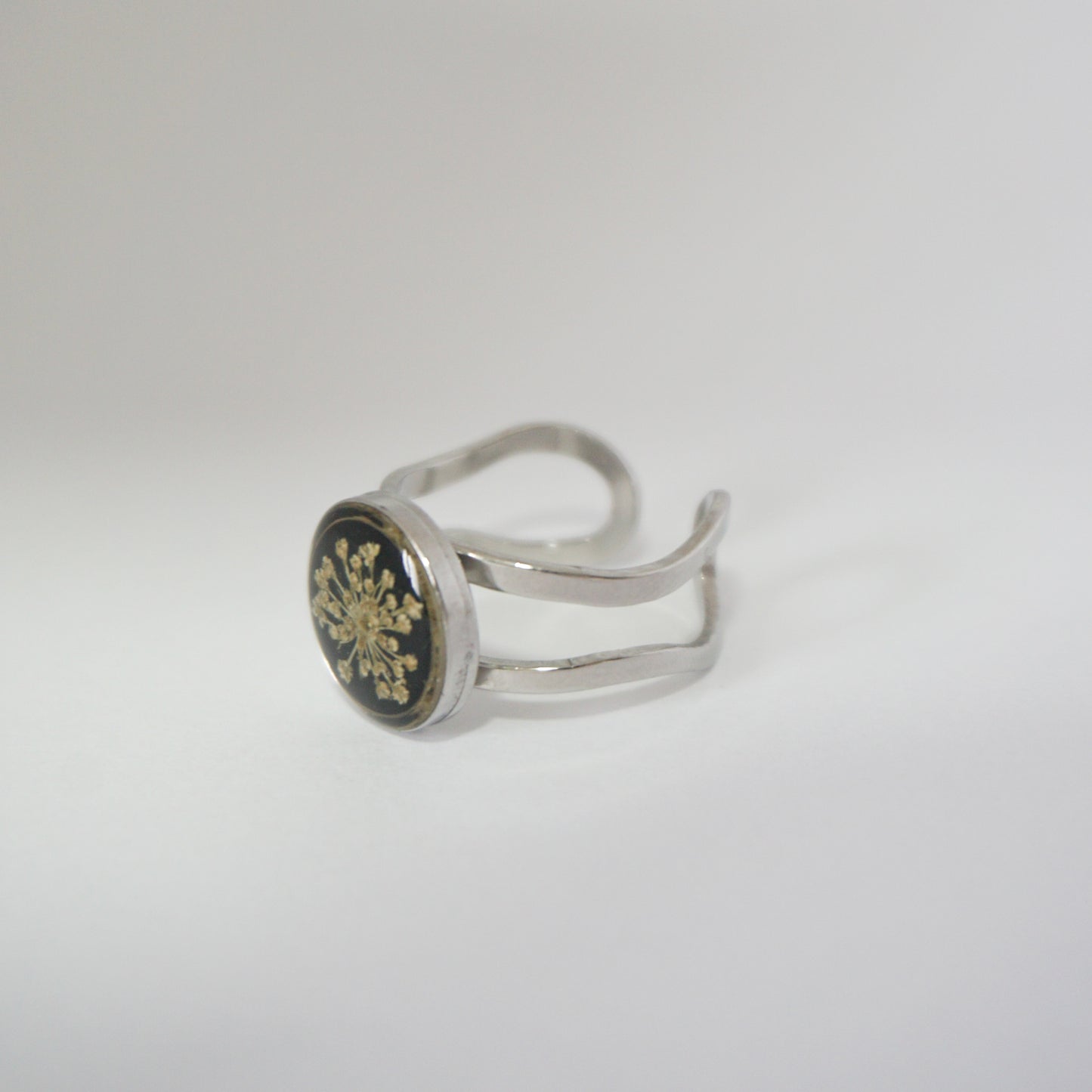 Anillo ajustable encaje fondo negro