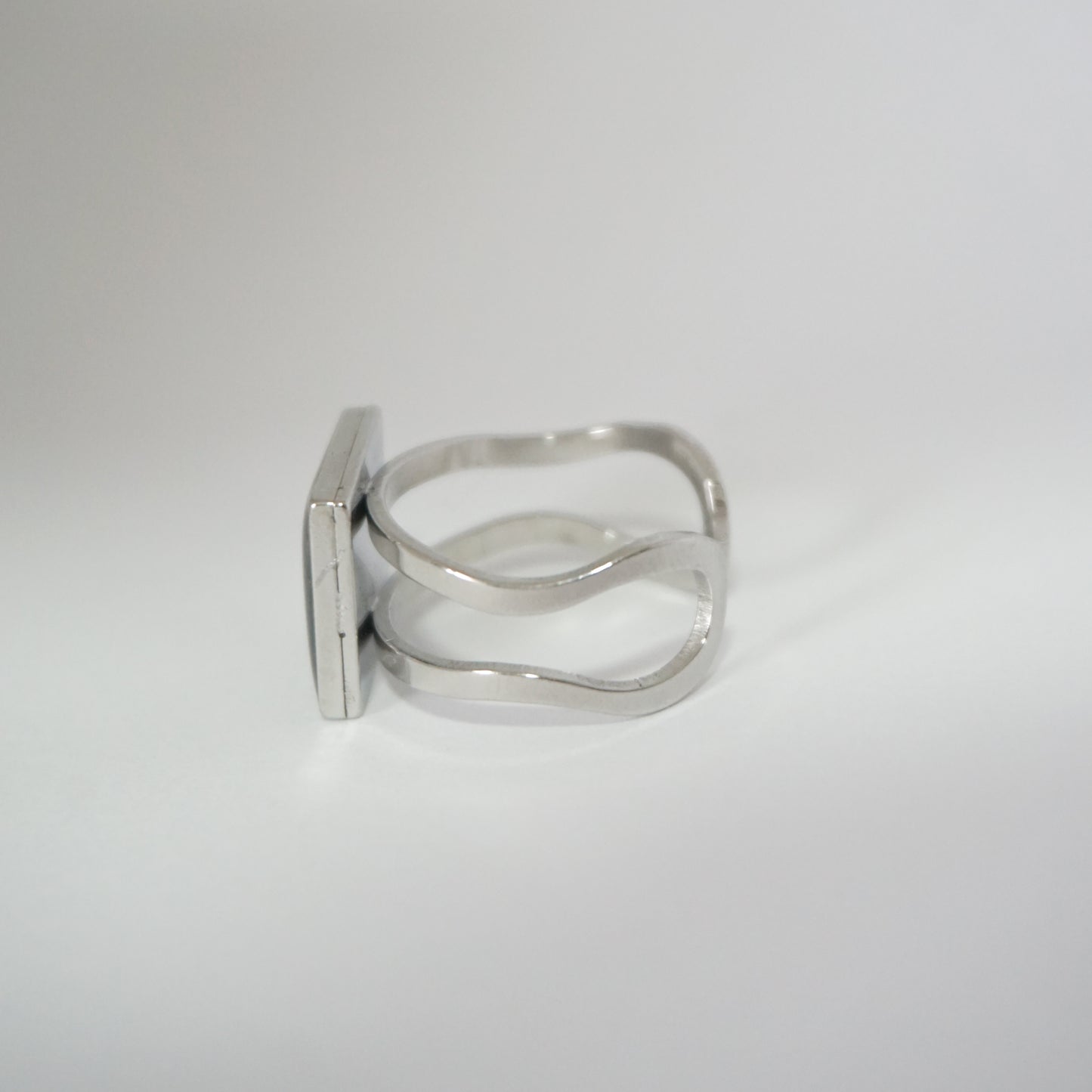 Anillo ajustable asclepia fondo negro