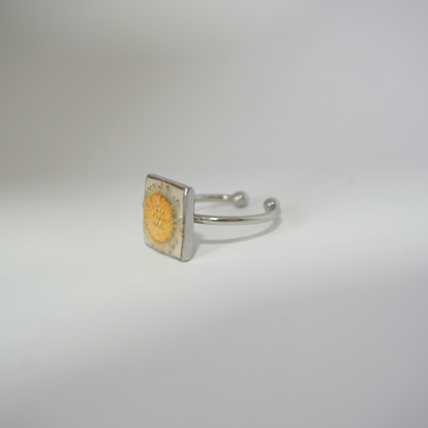 Anillo ajustable margarita fondo blanco
