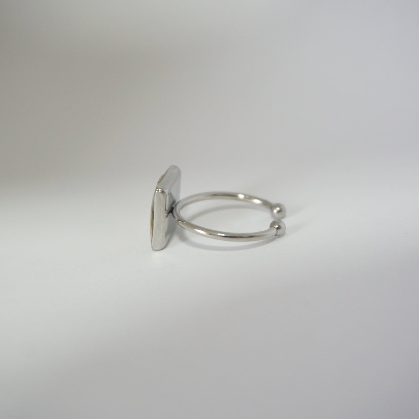 Anillo ajustable hortensia fondo negro