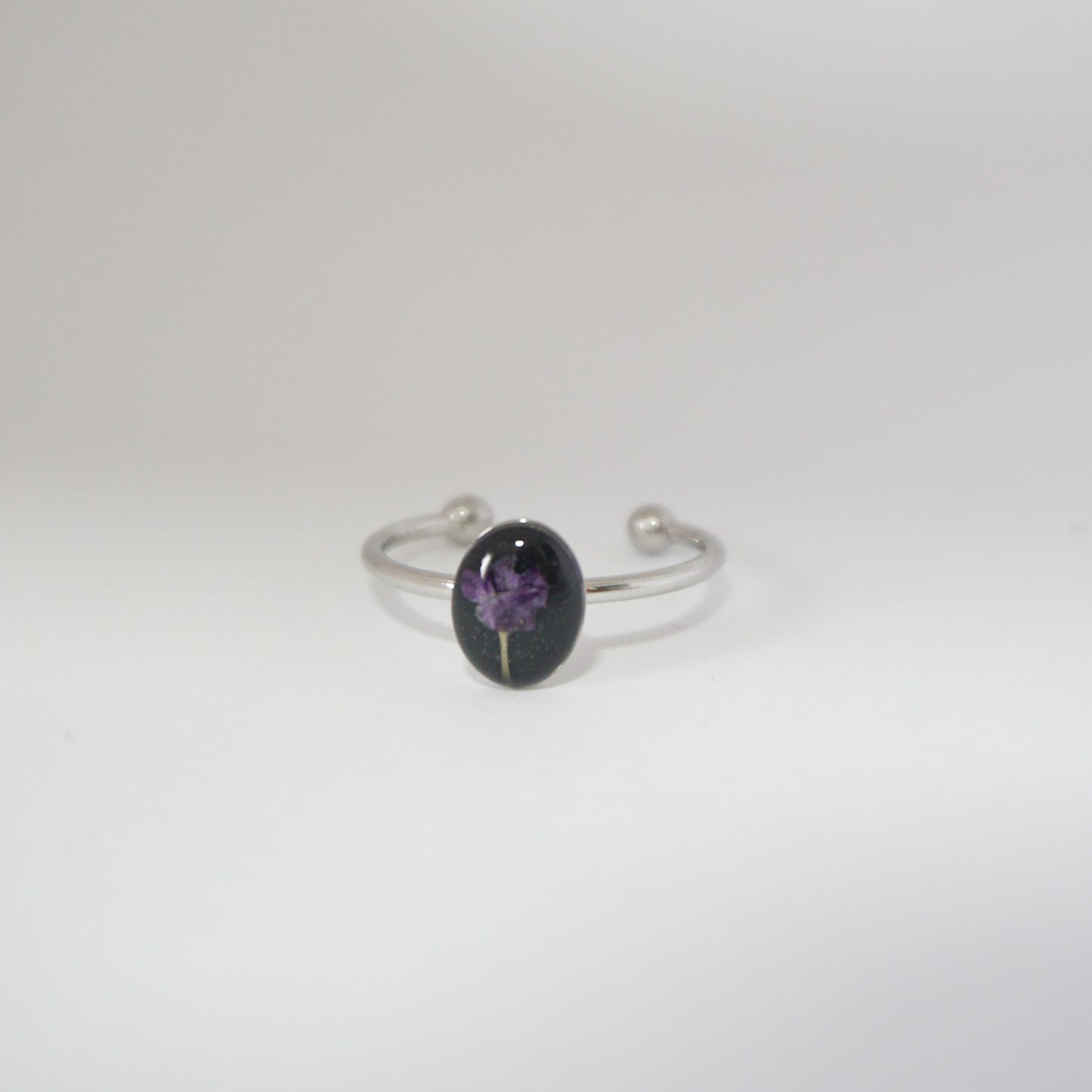 Anillo ajustable panalillo morado fondo negro