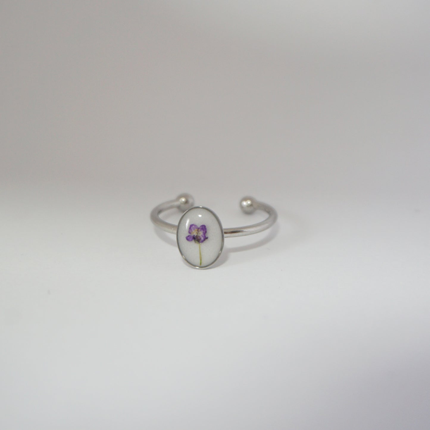 Anillo ajustable panalillo lila fondo blanco