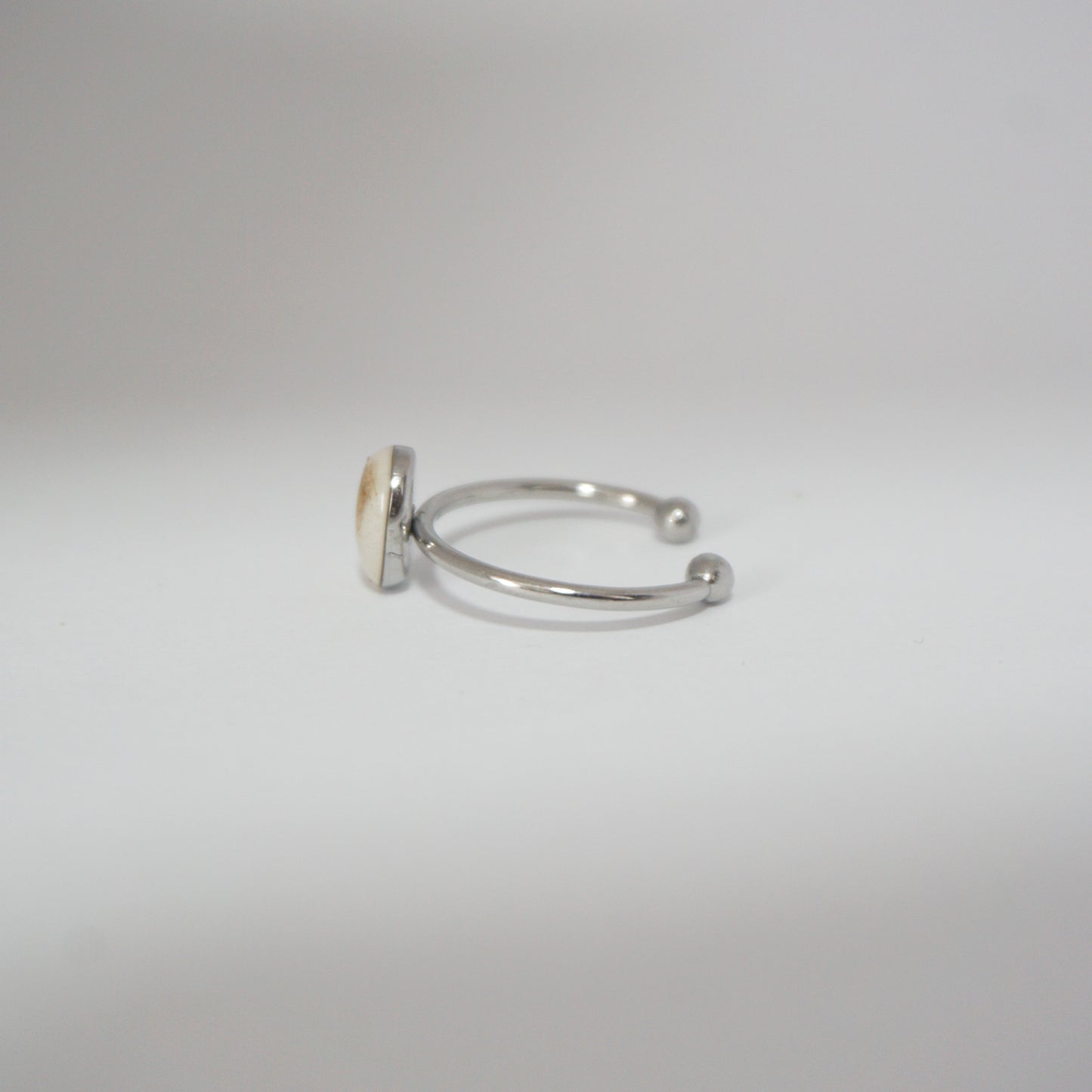 Anillo ajustable panalillo morado fondo negro