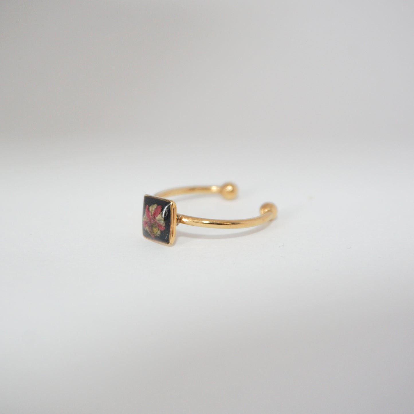 Anillo ajustable bugambilia fondo negro