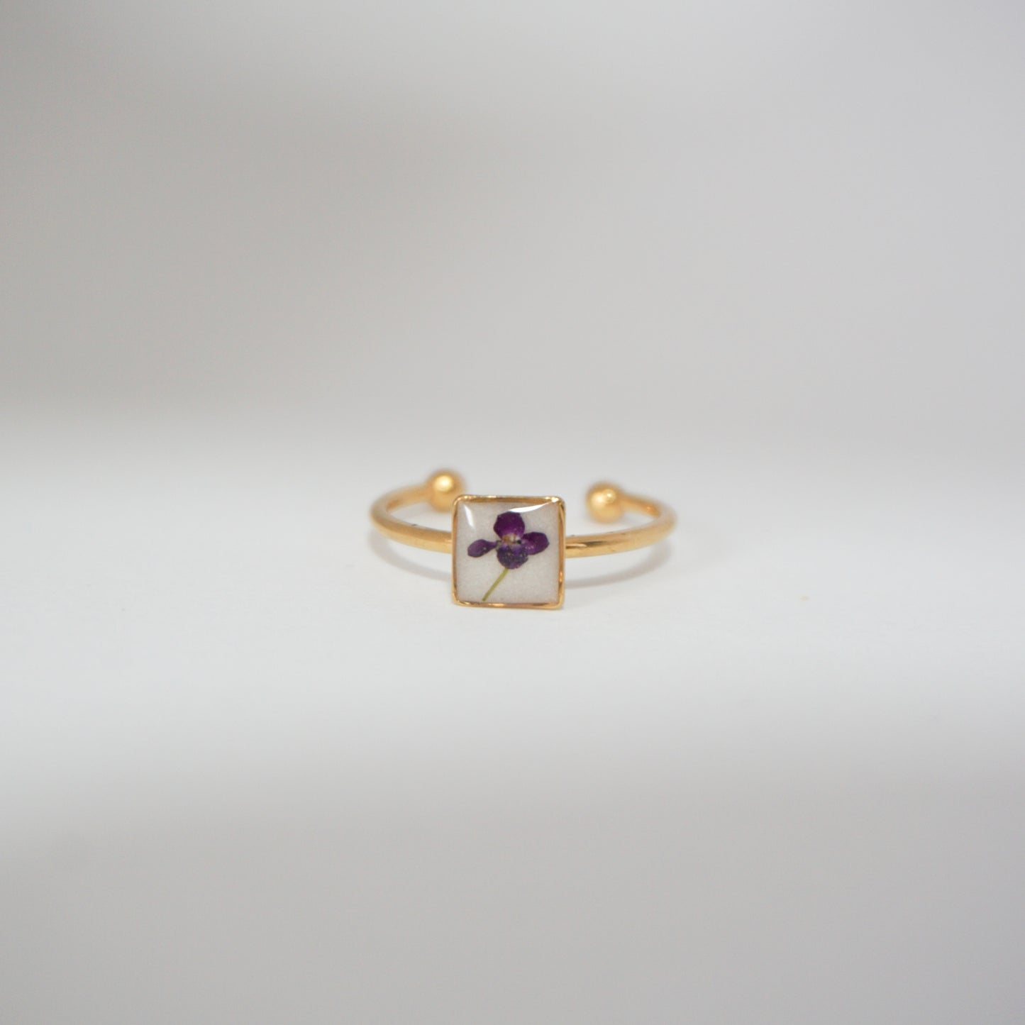 Anillo ajustable panalillo morado fondo blanco