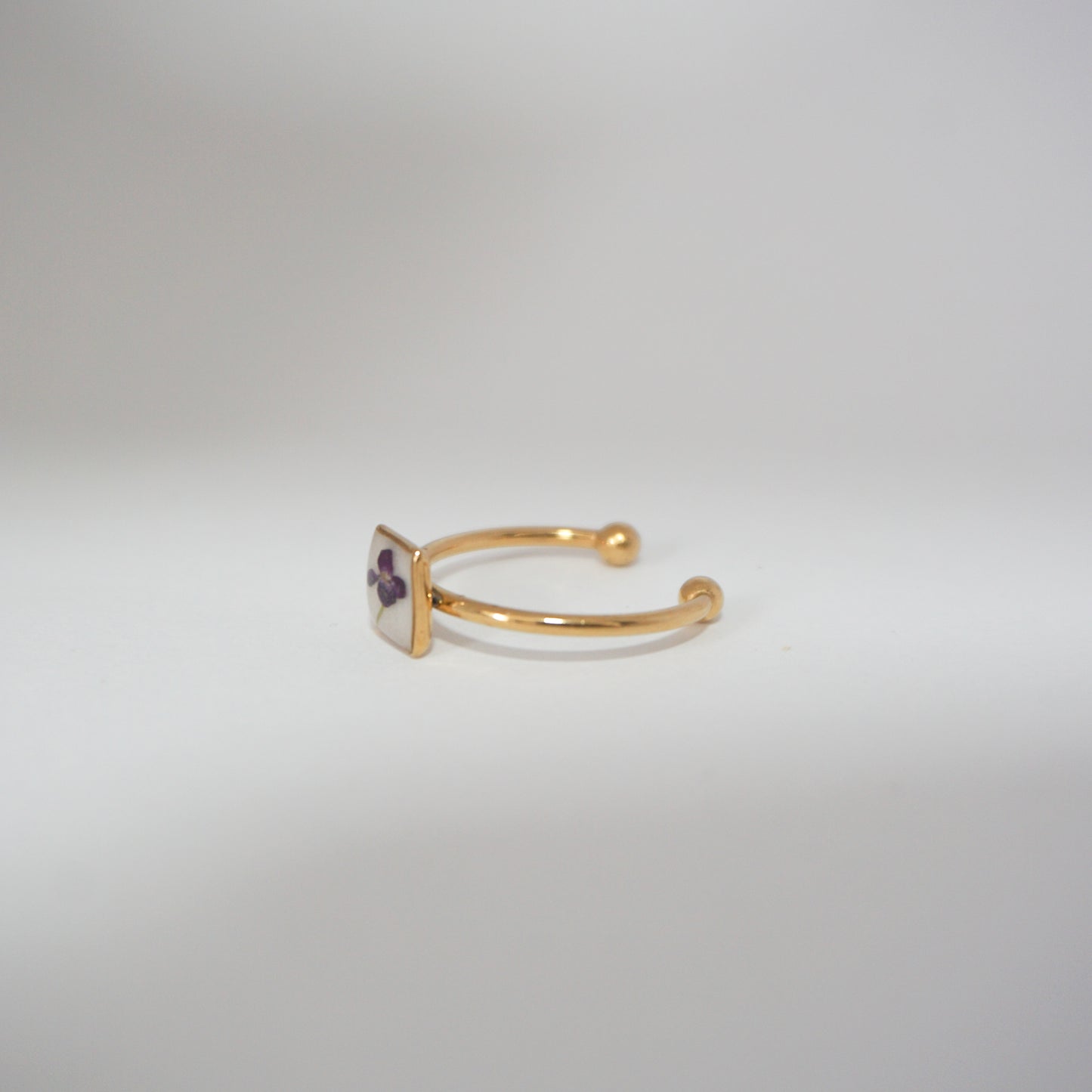 Anillo ajustable panalillo morado fondo blanco