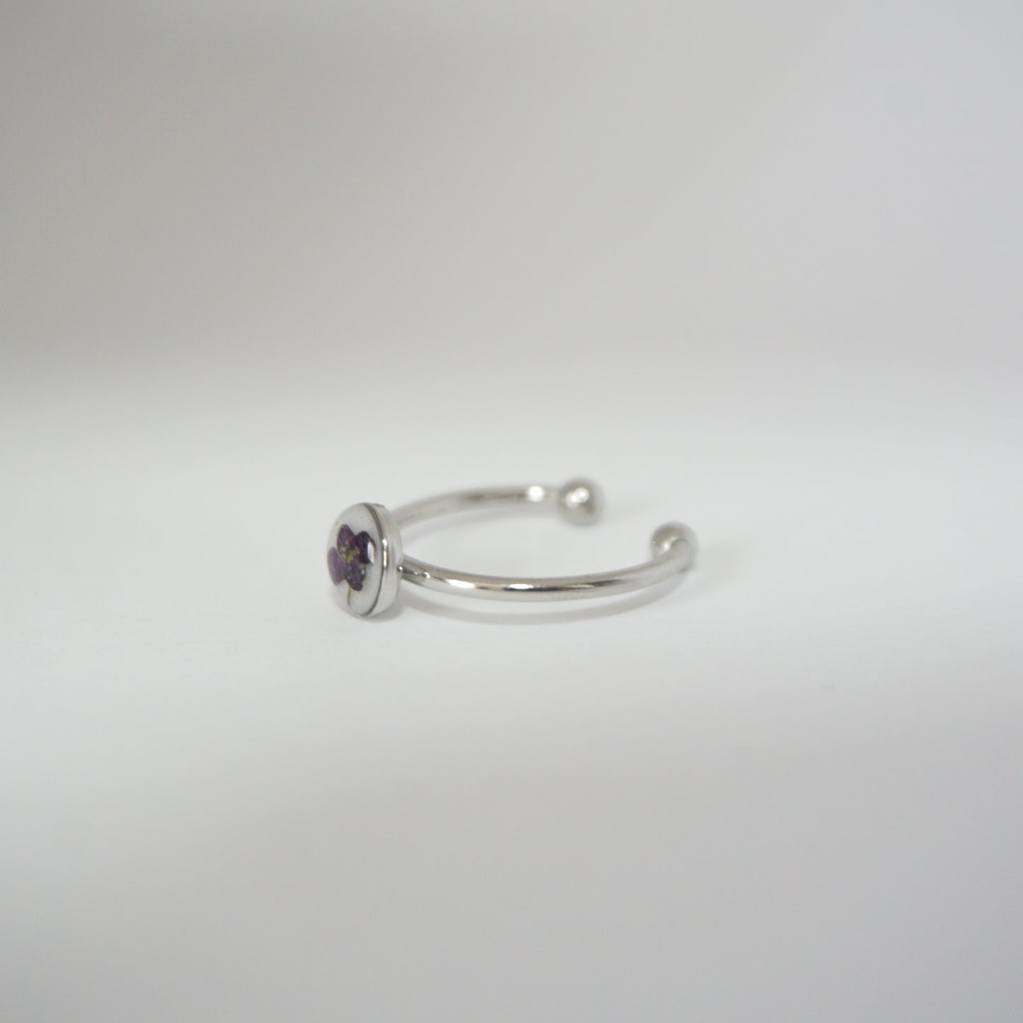 Anillo ajustable panalillo morado fondo blanco