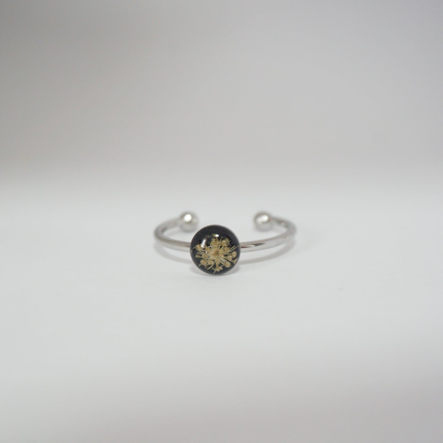 Anillo ajustable encaje fondo negro