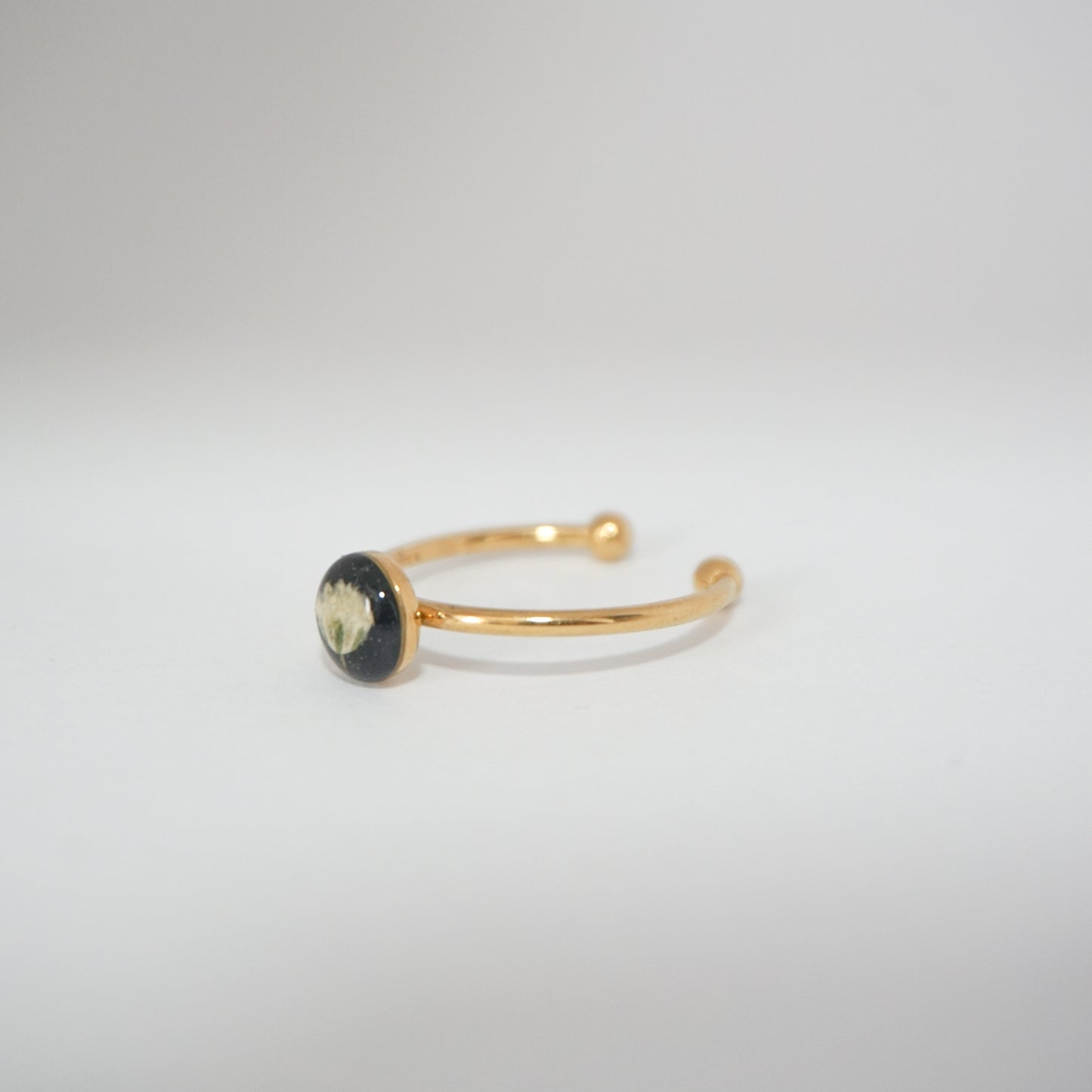 Anillo ajustable gypsophila fondo negro
