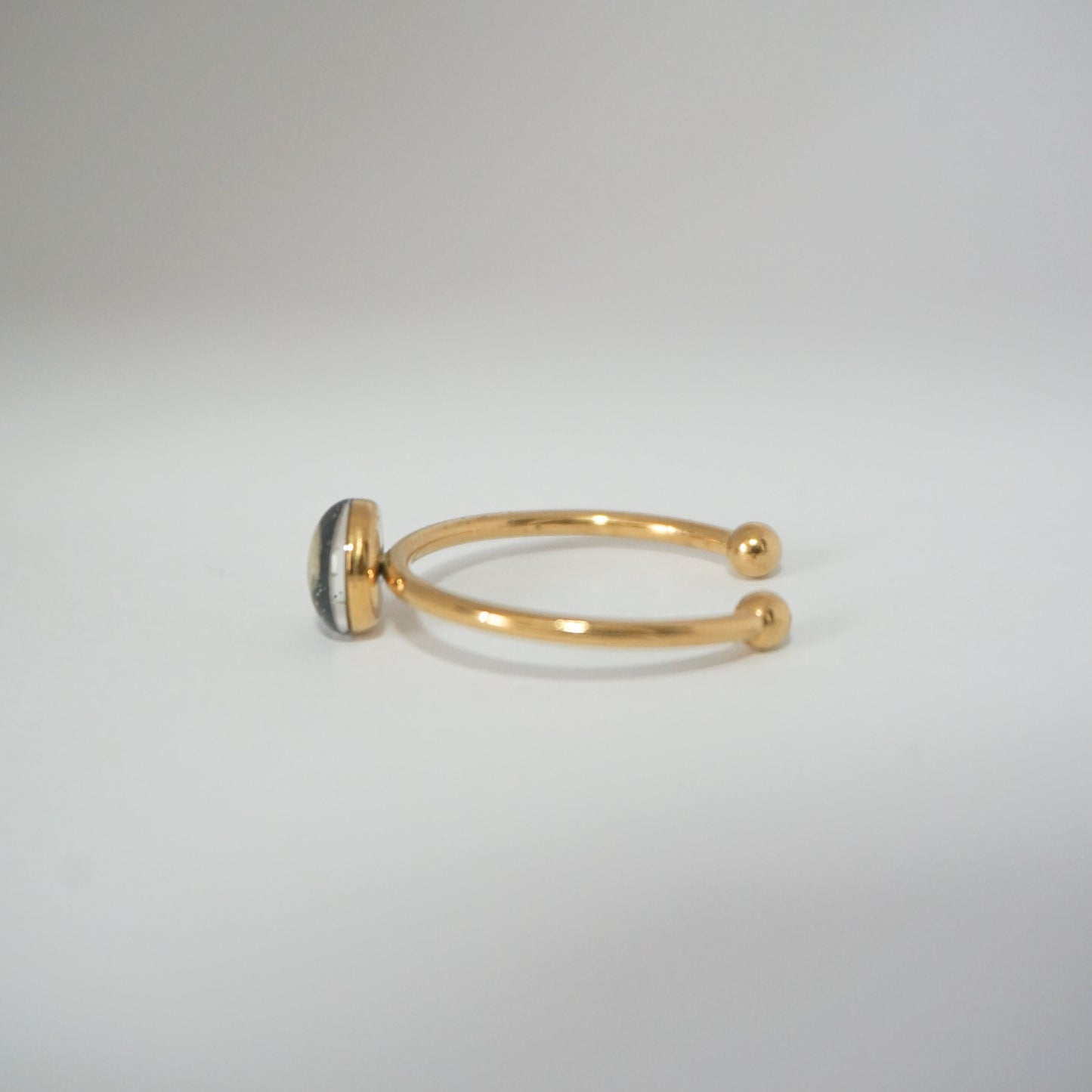 Anillo ajustable gypsophila fondo negro
