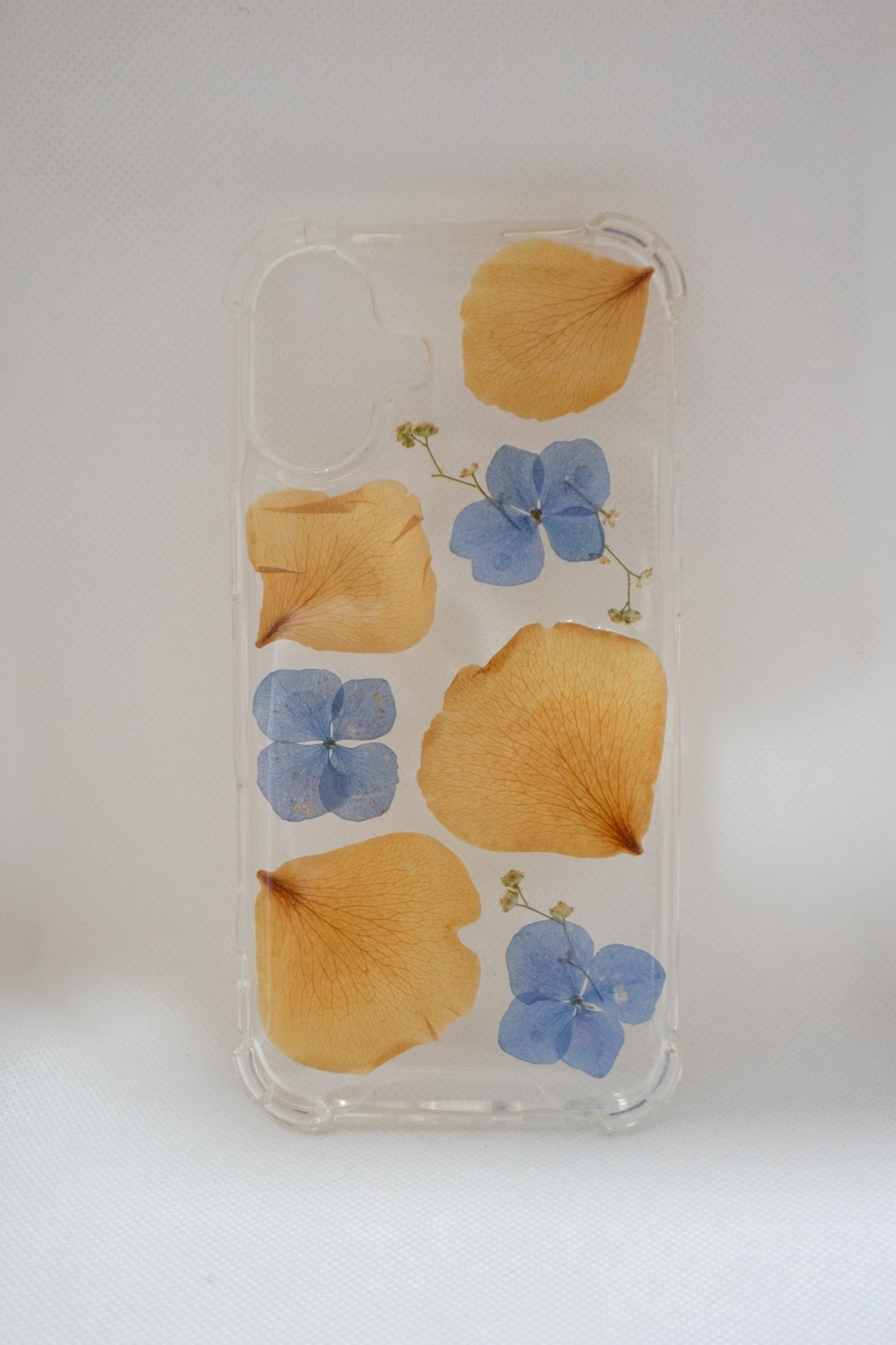 iPhone 16 Plus Hortensias y pétalos de rosa amarillos