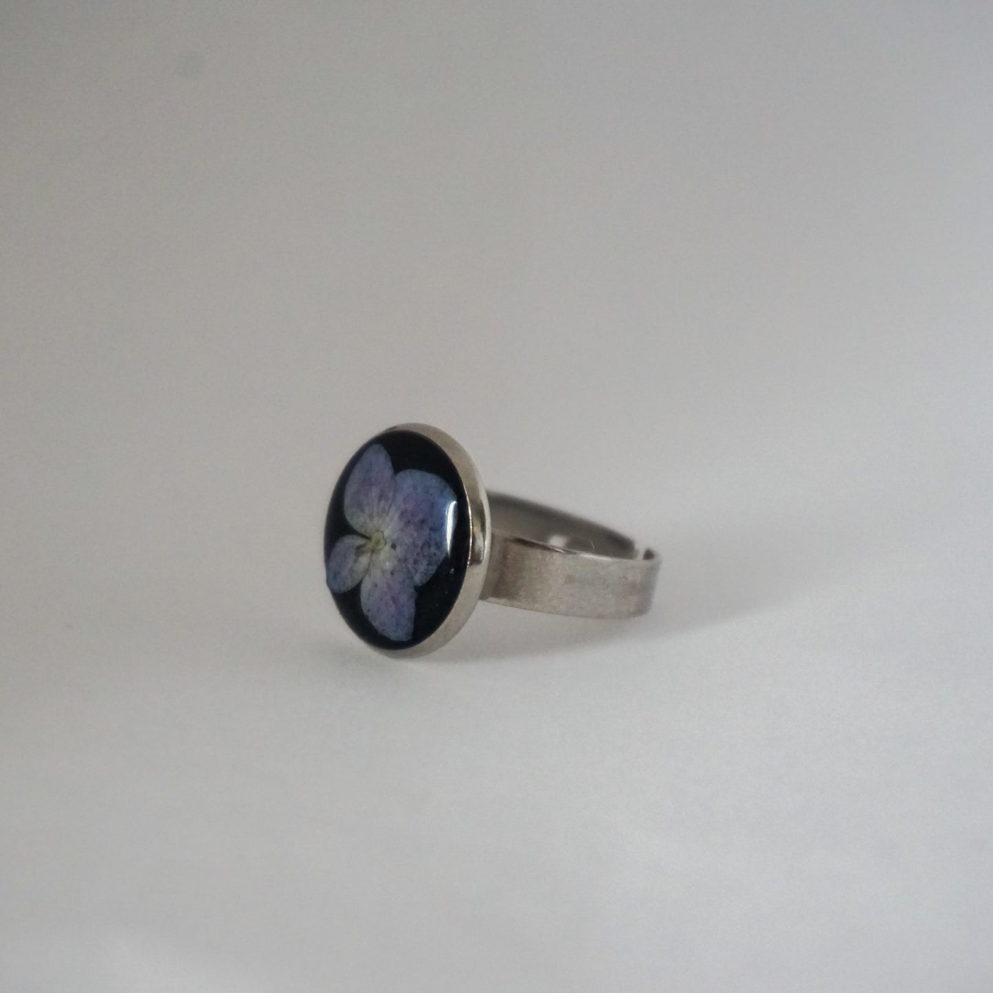 Anillo ajustable hortensia fondo negro