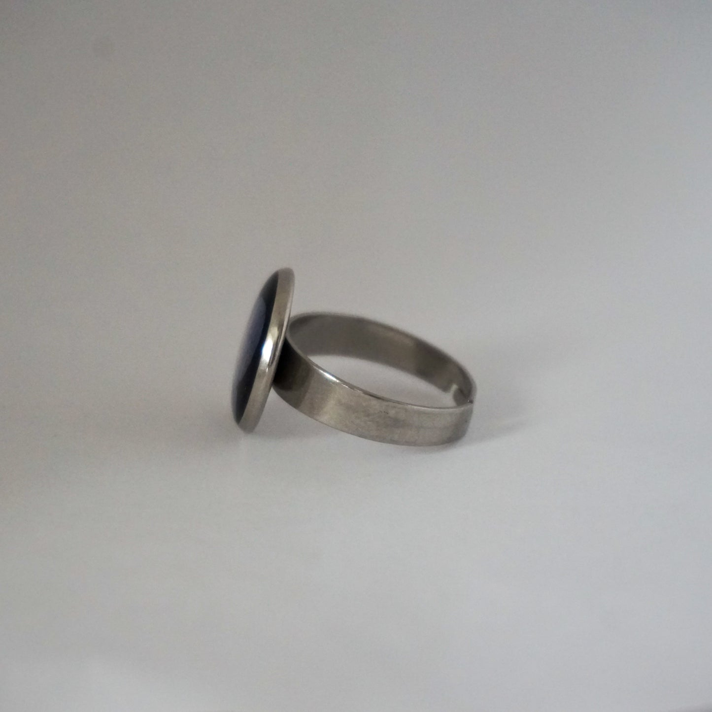 Anillo ajustable hortensia fondo negro