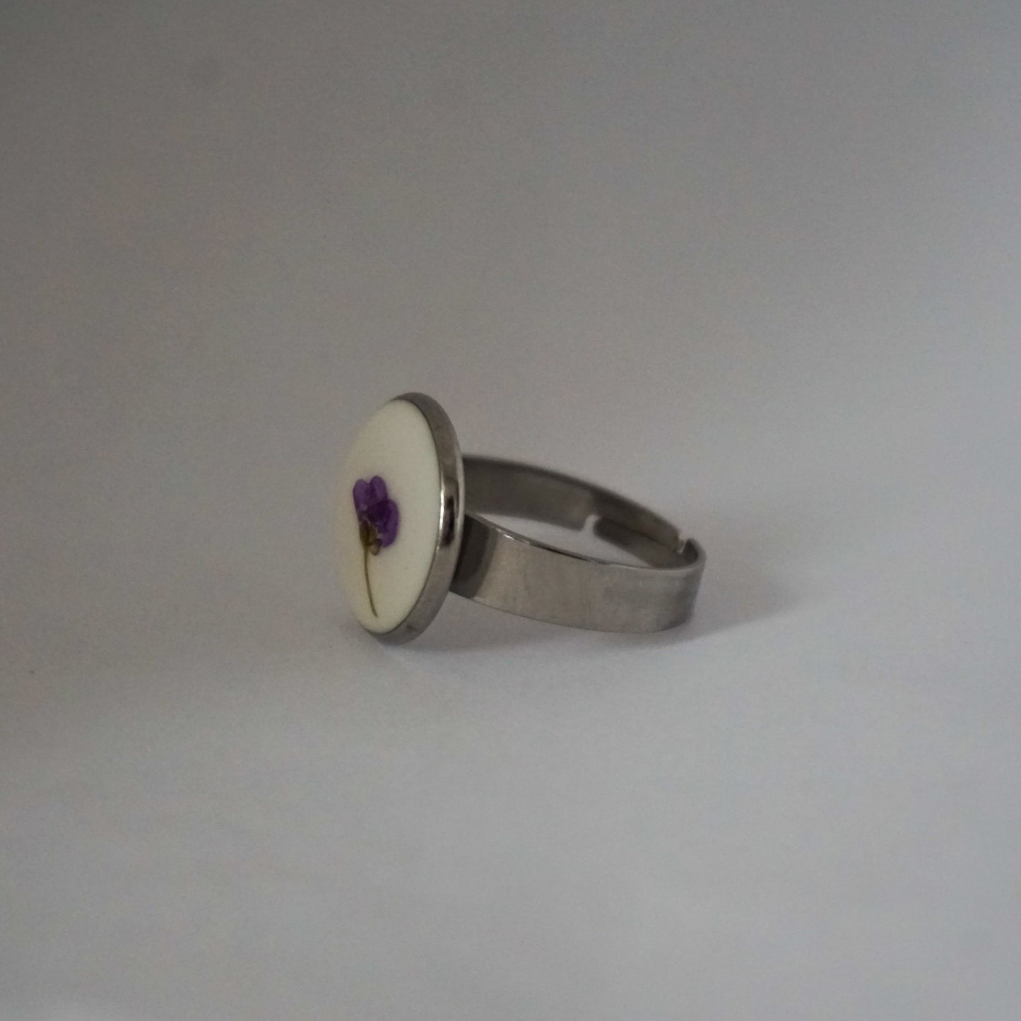 Anillo ajustable panalillo morado fondo blanco