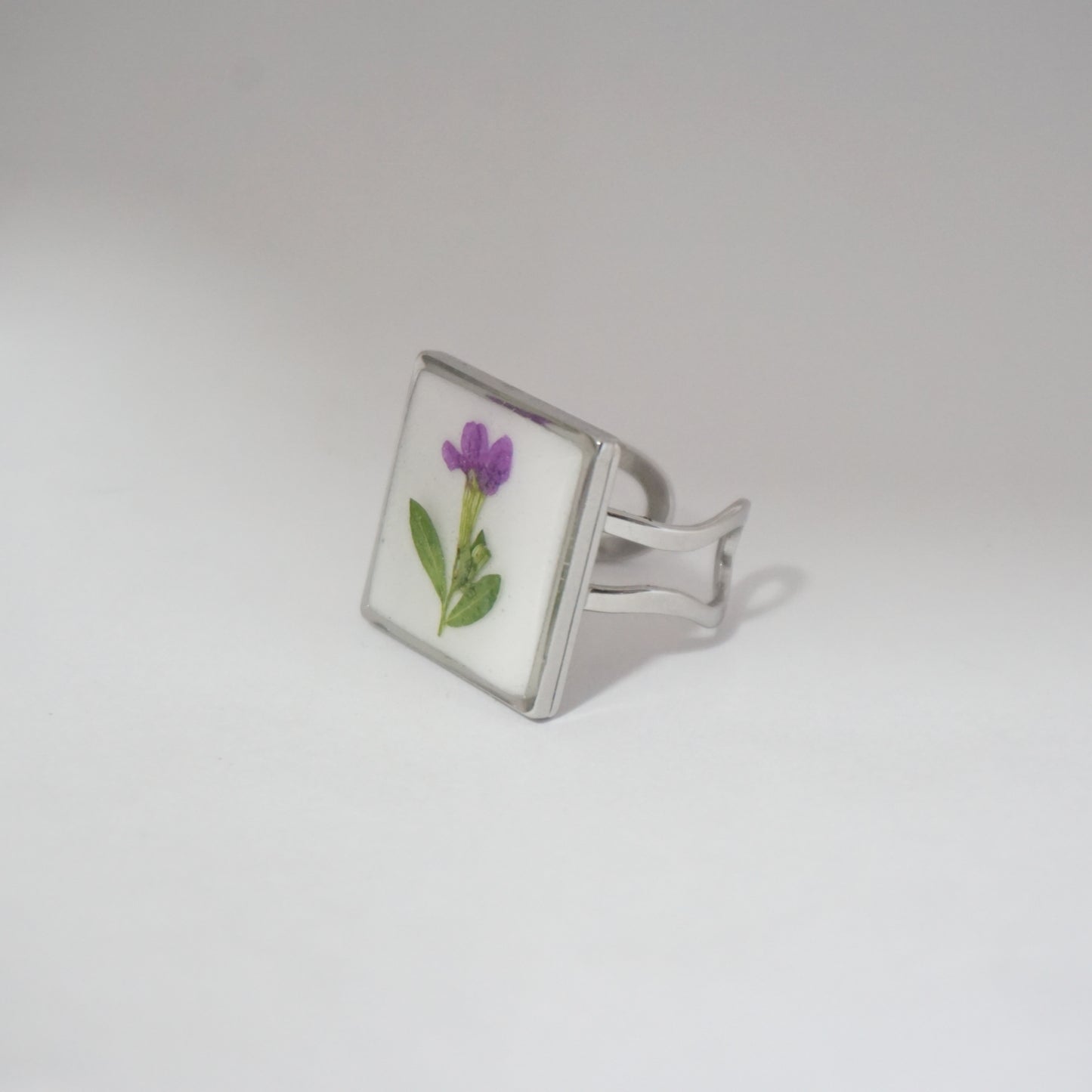 Anillo ajustable trueno de venus fondo blanco