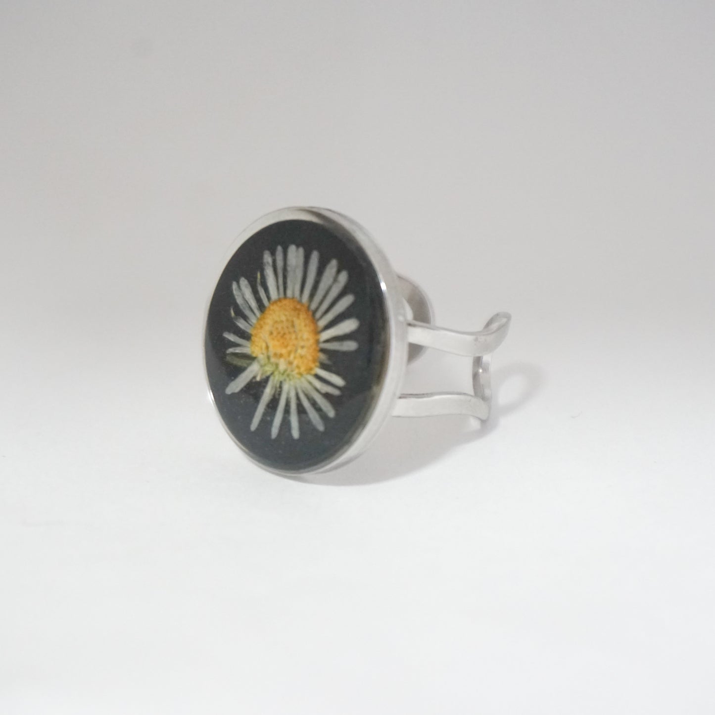 Anillo ajustable margarita fondo negro