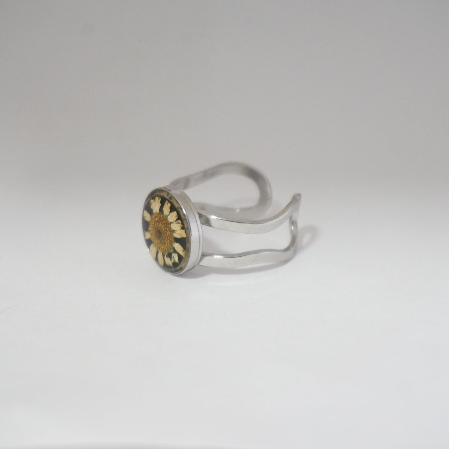 Anillo ajustable hierba de Santa María fondo negro