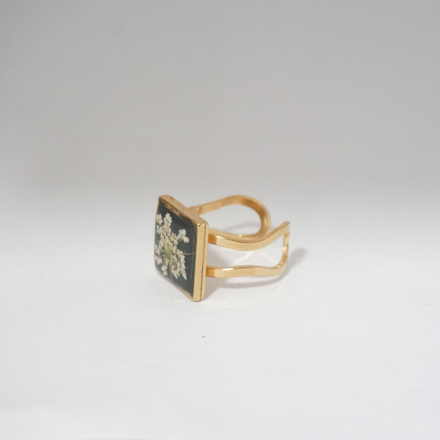 Anillo ajustable encaje común fondo negro