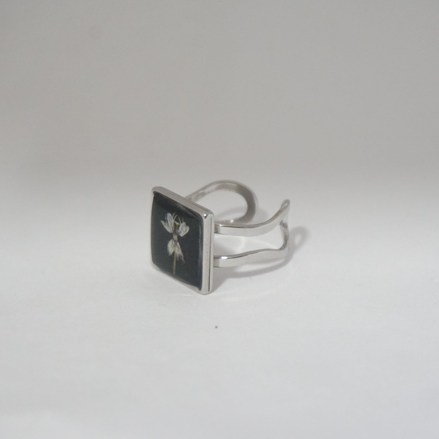 Anillo ajustable asclepia fondo negro