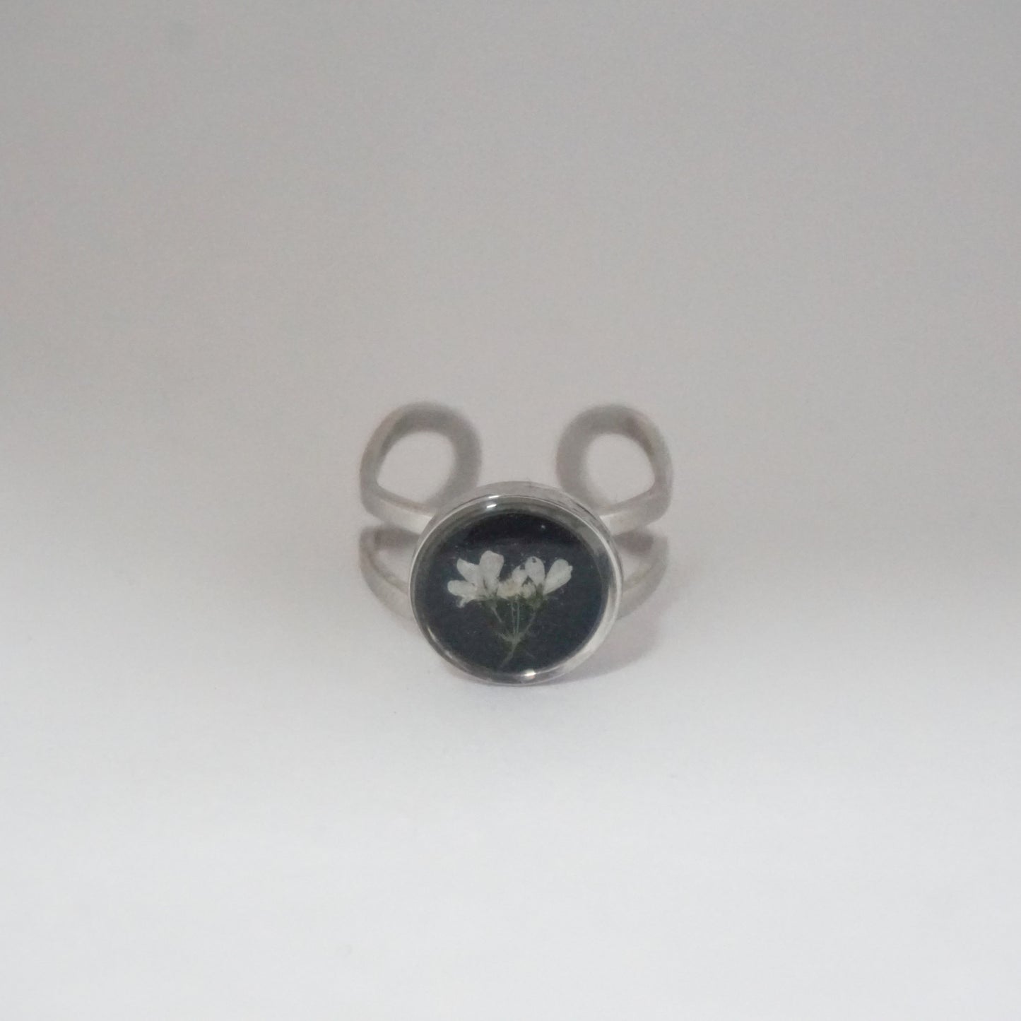Anillo ajustable flor del cilantro fondo negro