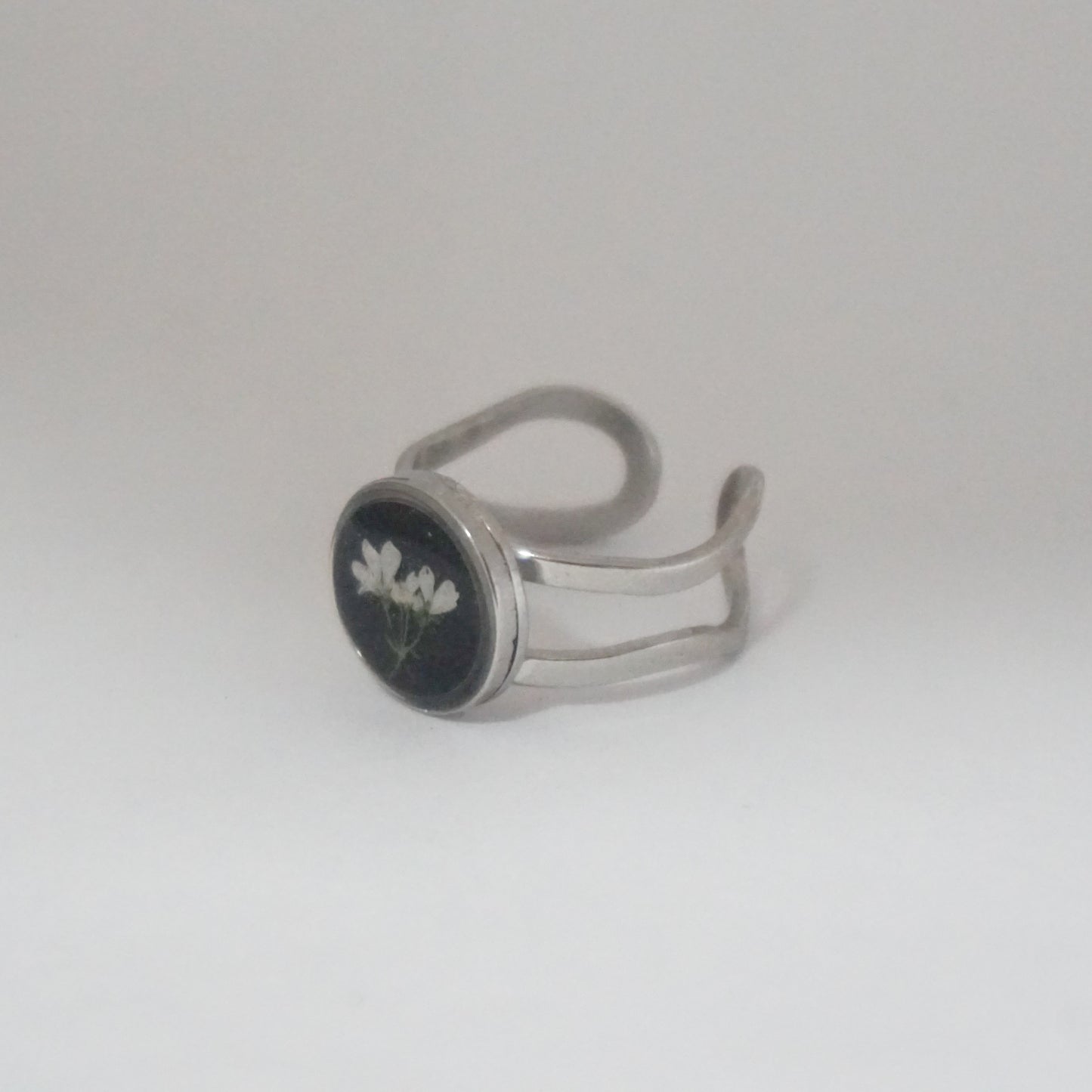 Anillo ajustable flor del cilantro fondo negro