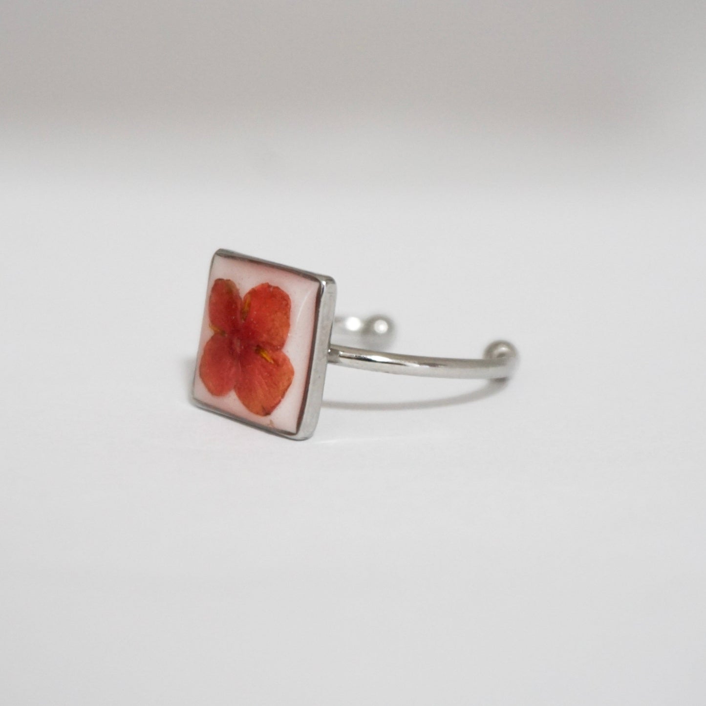 Anillo ajustable ixora fondo blanco