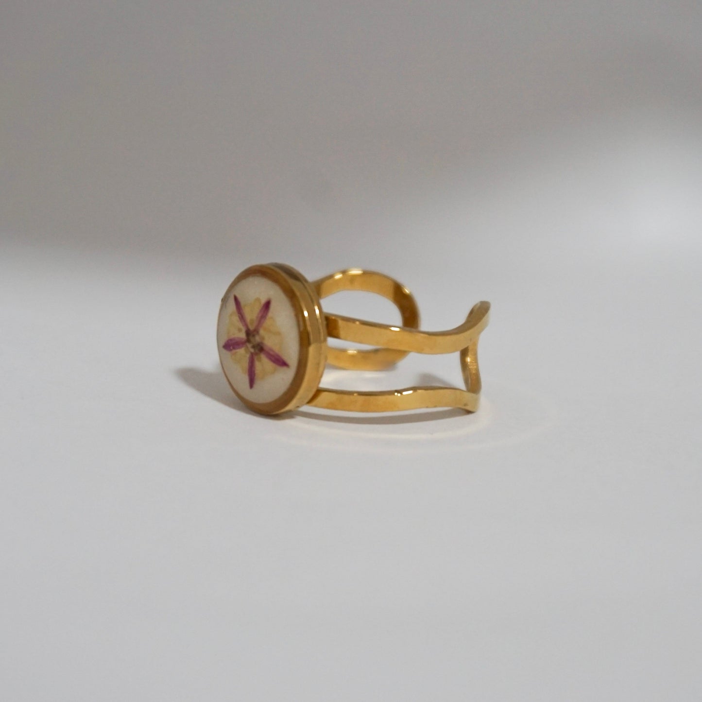 Anillo ajustable bugambilia fondo blanco