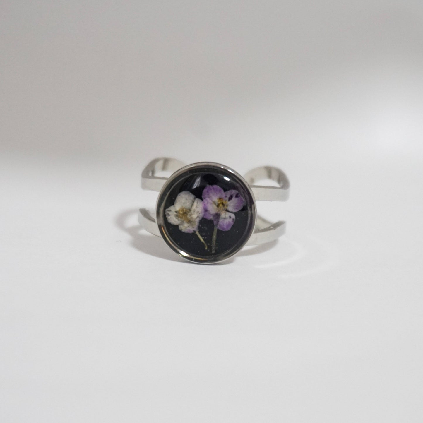 Anillo ajustable panalillo lila fondo negro