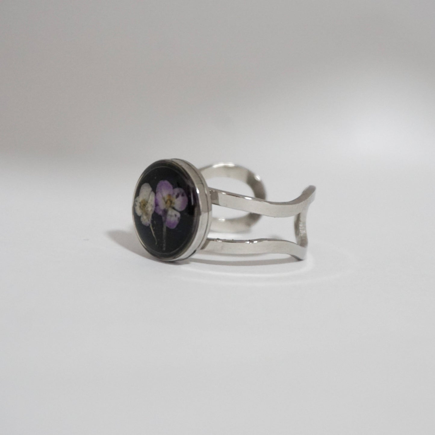 Anillo ajustable panalillo lila fondo negro