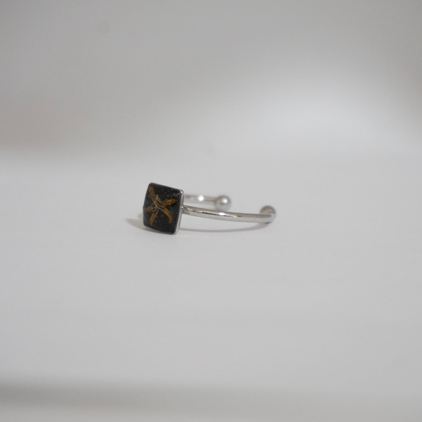Anillo ajustable flor silvestre fondo negro