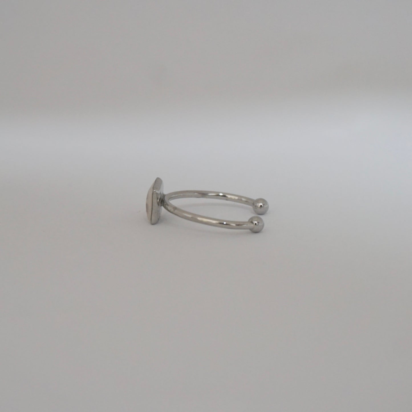 Anillo ajustable panalillo morado fondo blanco