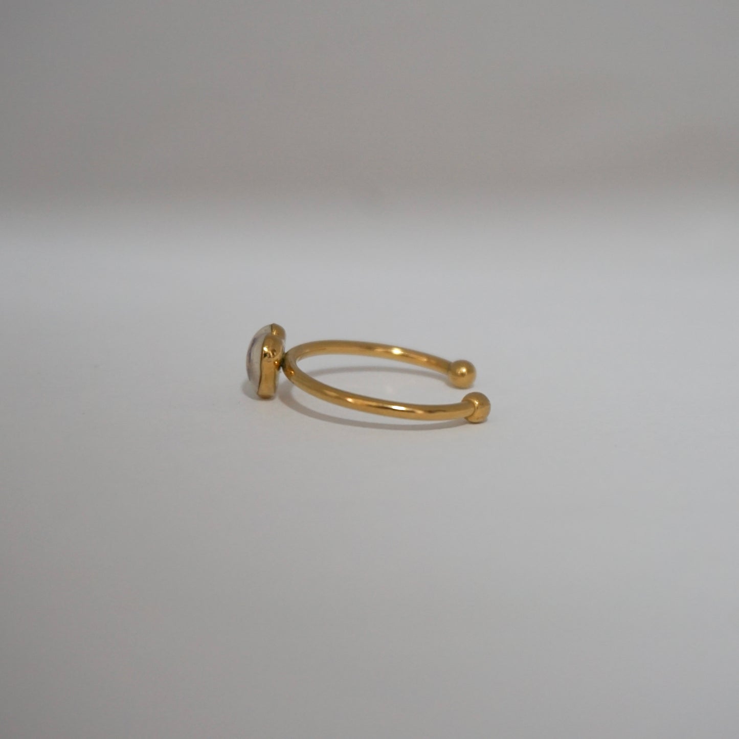Anillo ajustable panalillo blanco fondo negro