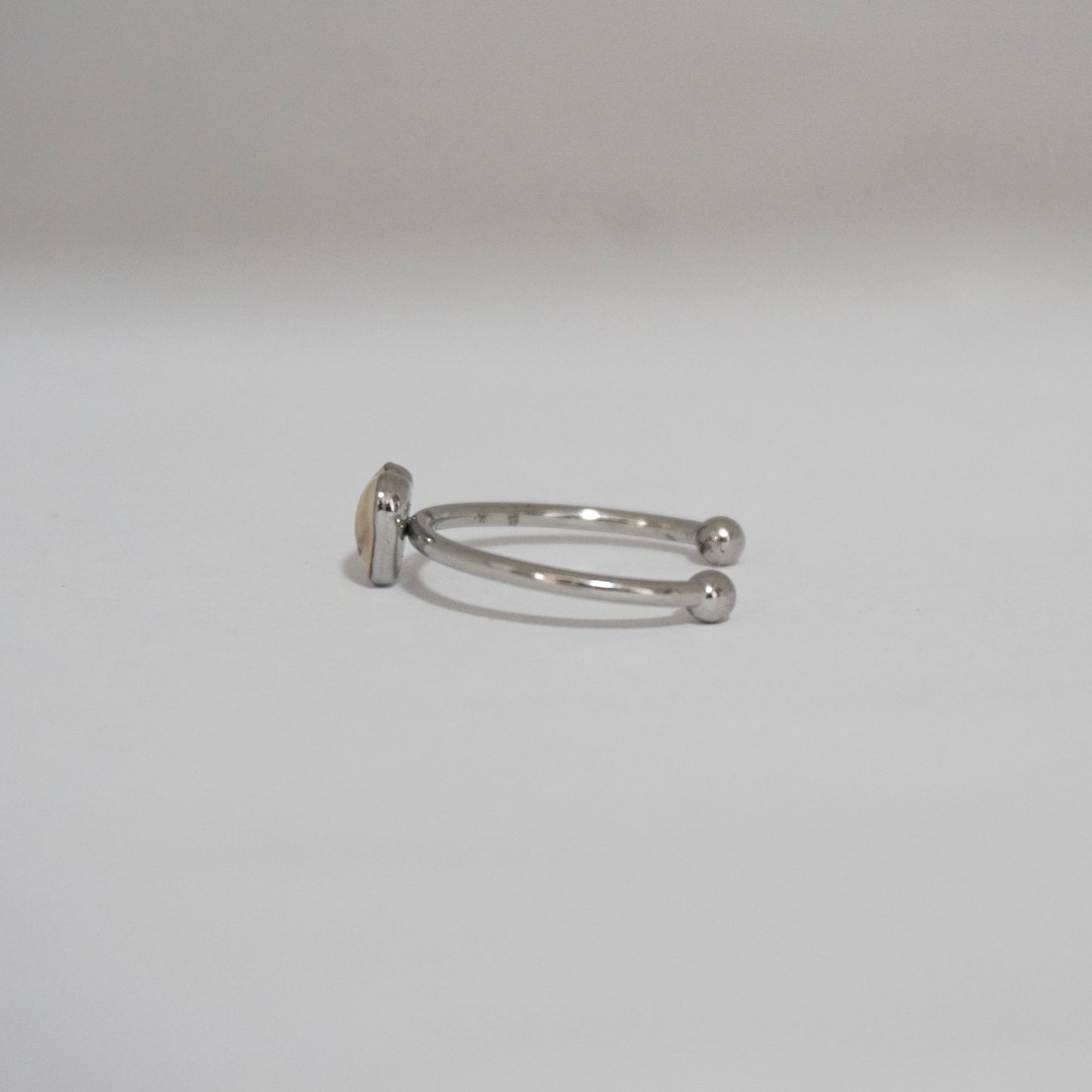 Anillo ajustable panalillo morado fondo blanco
