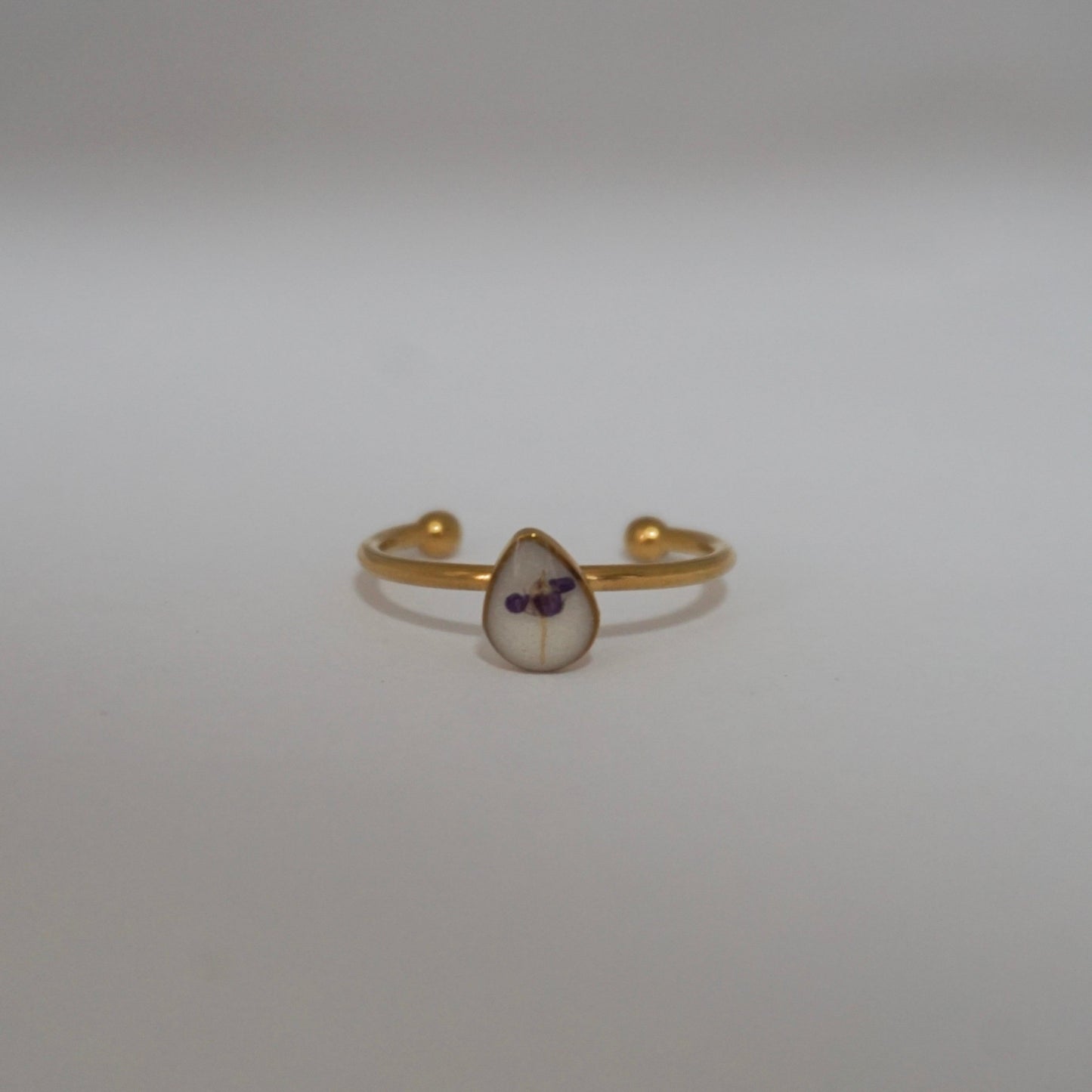 Anillo ajustable panalillo morado fondo blanco