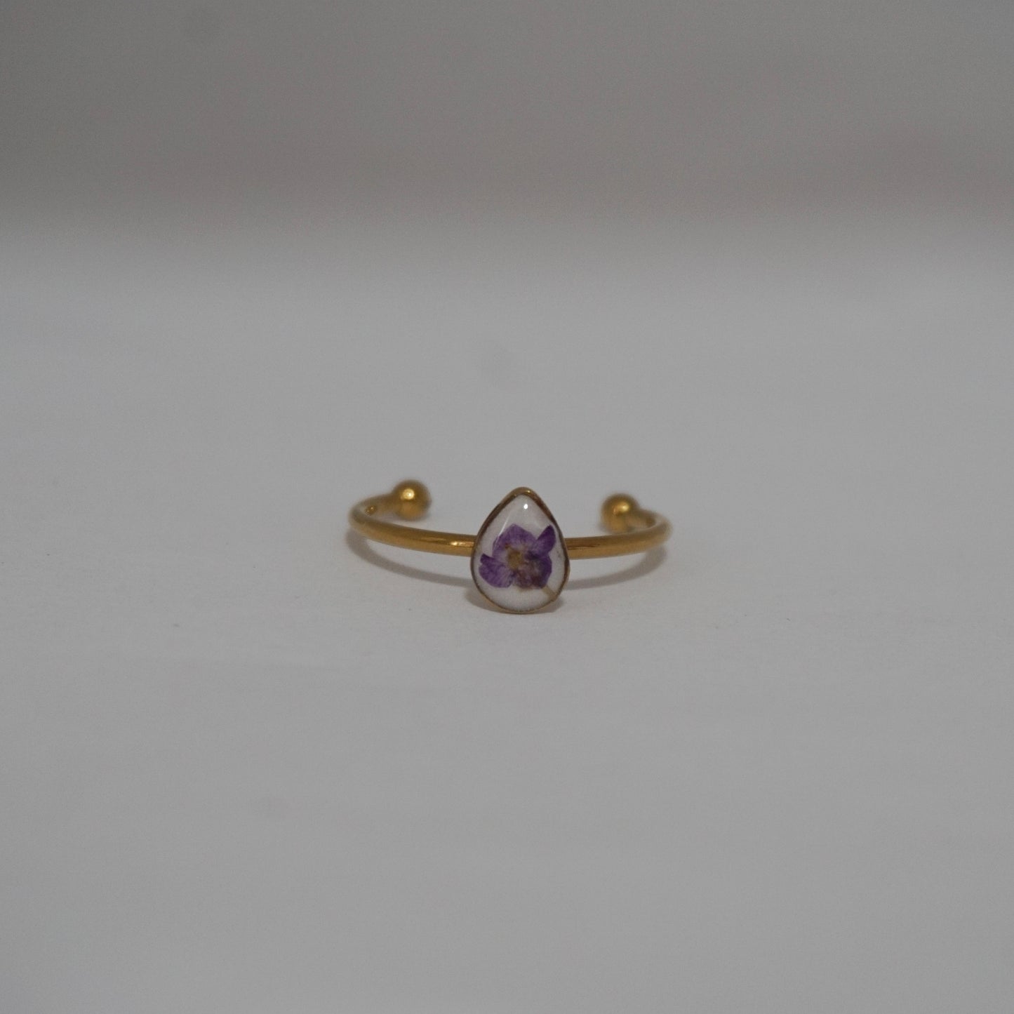 Anillo ajustable panalillo lila fondo blanco