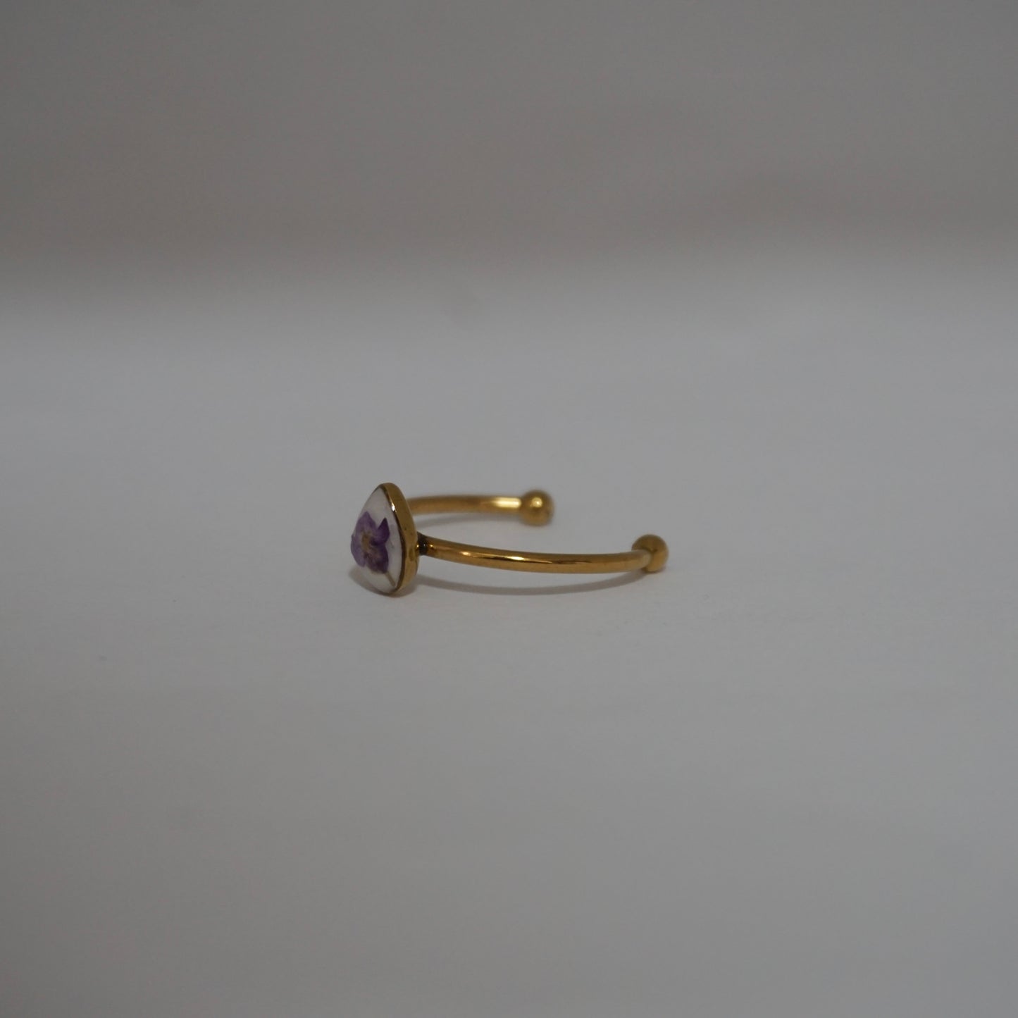 Anillo ajustable panalillo lila fondo blanco