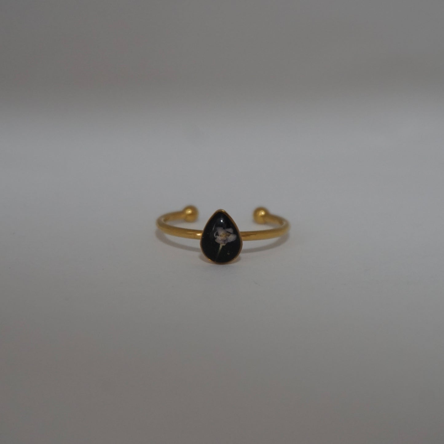 Anillo ajustable panalillo lila fondo negro