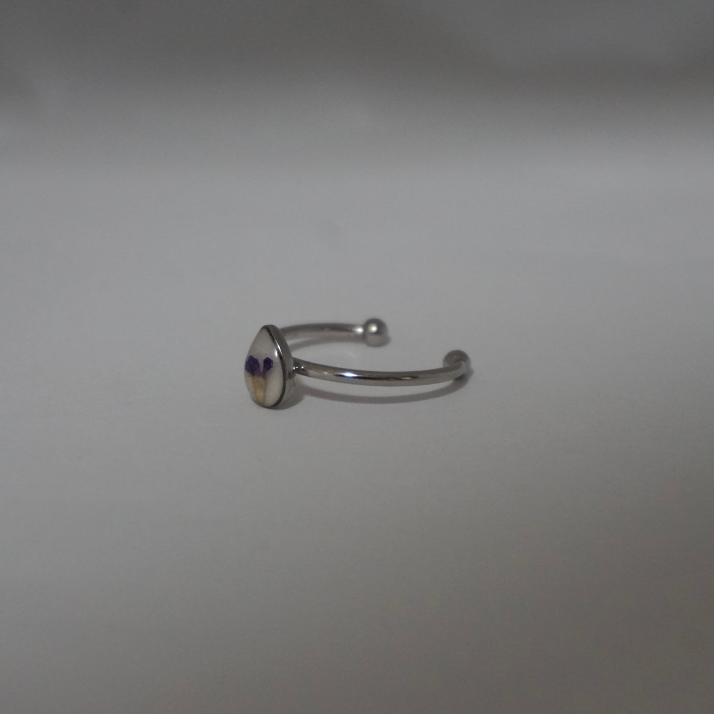 Anillo ajustable trueno de venus fondo blanco