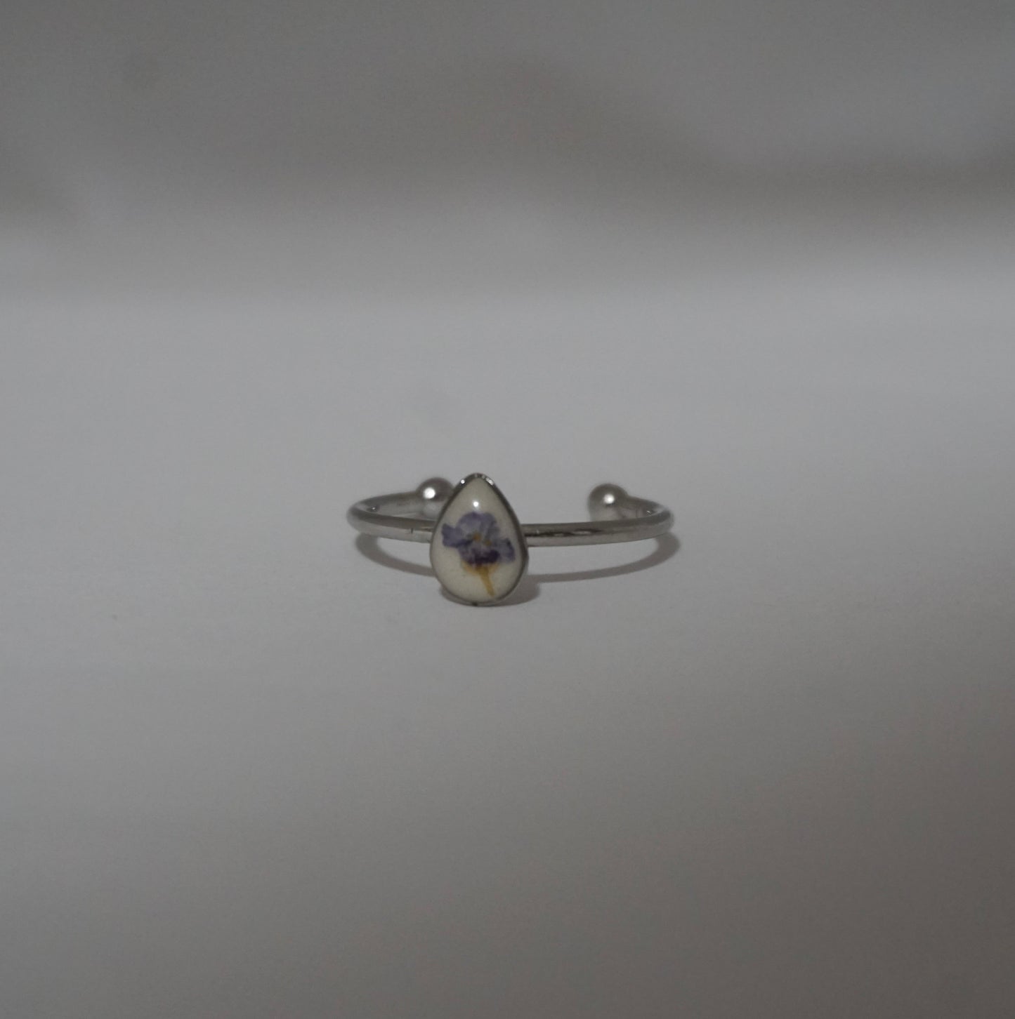 Anillo ajustable panalillo lila fondo blanco