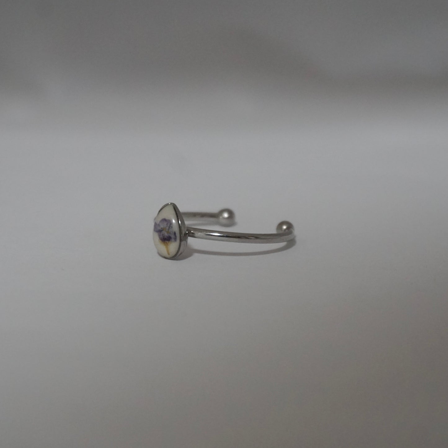 Anillo ajustable panalillo lila fondo blanco
