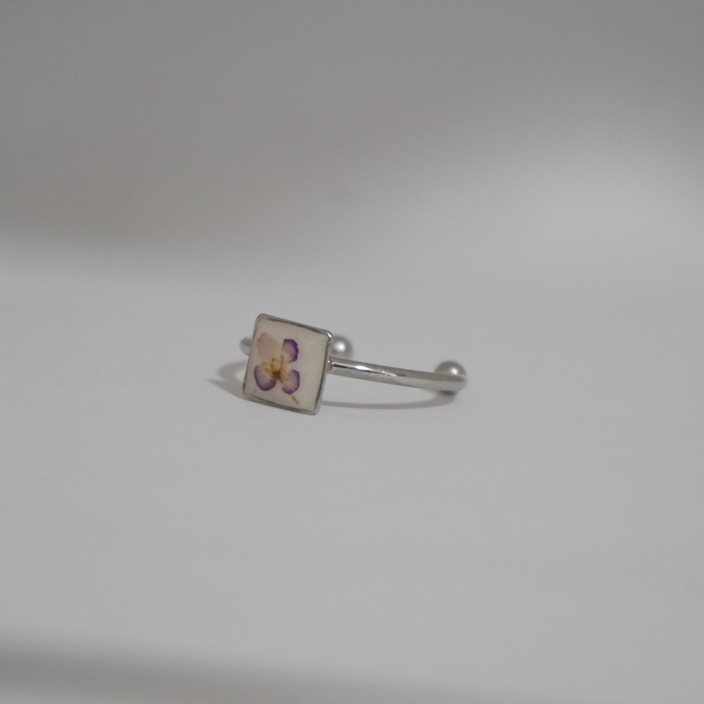 Anillo ajustable panalillo morado fondo blanco