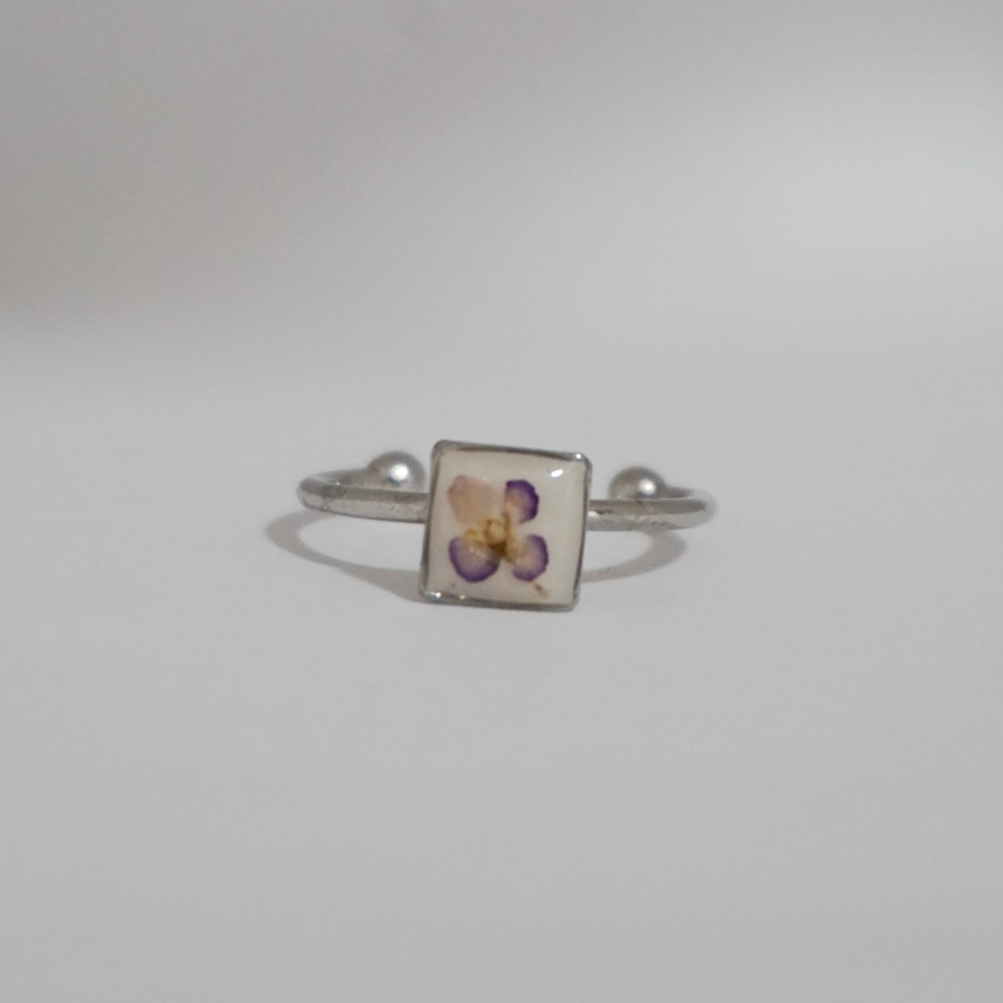 Anillo ajustable panalillo morado fondo blanco